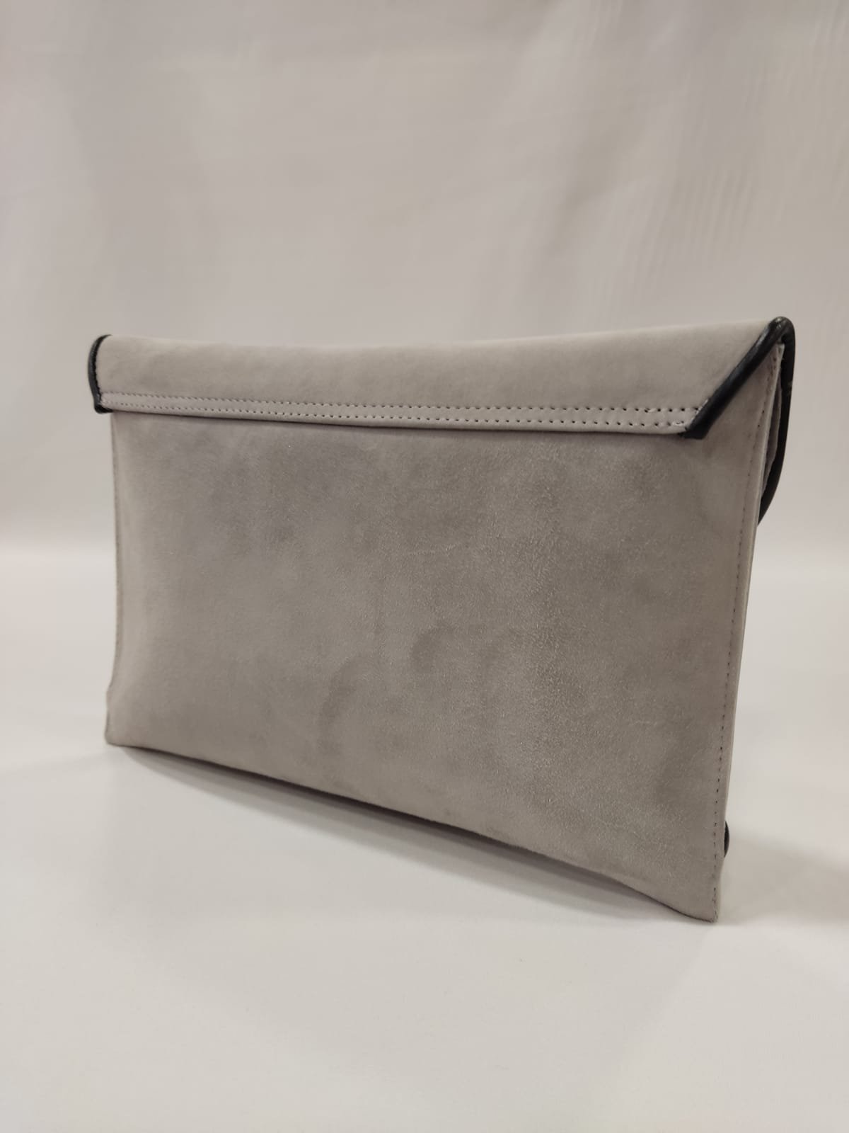cartera-ante-gris-ezzio-tacones-laura-solapa-asimetrica-ribete-1