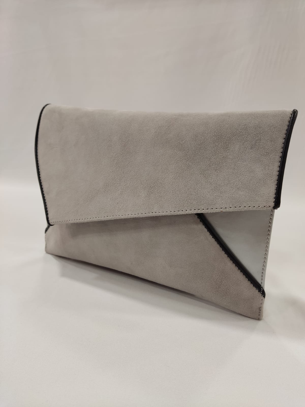 cartera-ante-gris-ezzio-tacones-laura-solapa-asimetrica-ribete-2