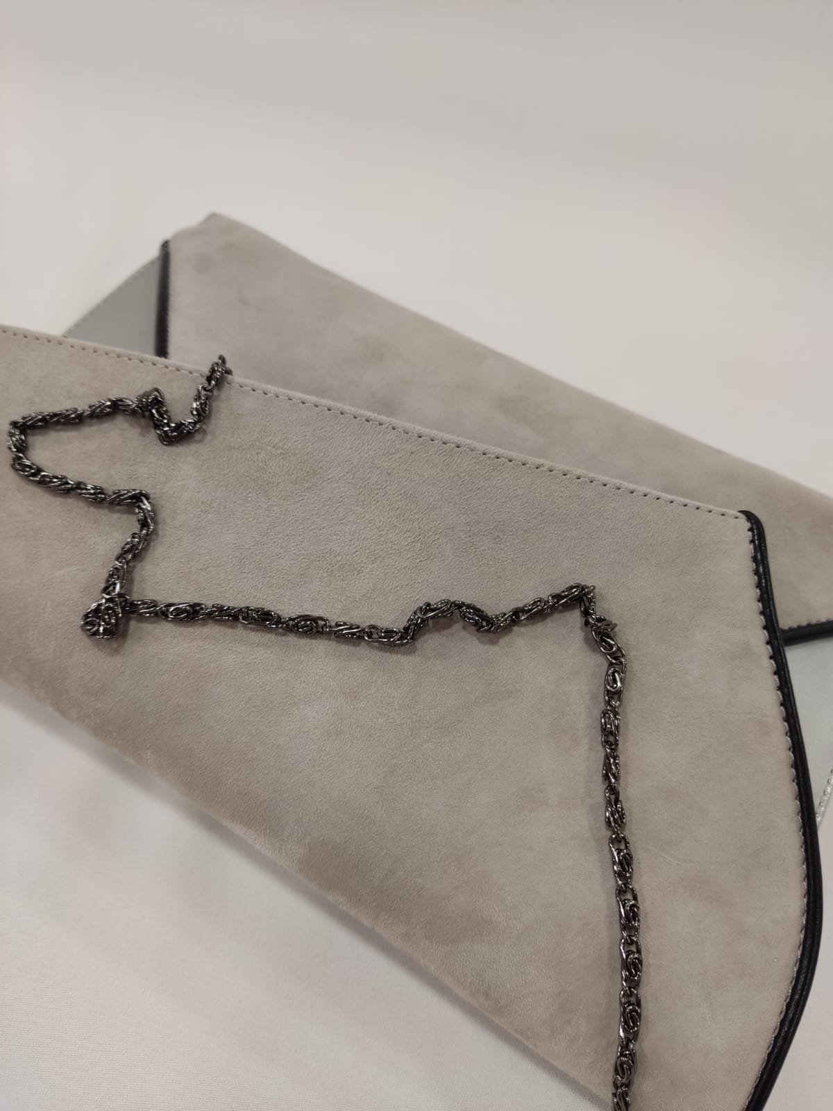 cartera-ante-gris-ezzio-tacones-laura-solapa-asimetrica-ribete-3