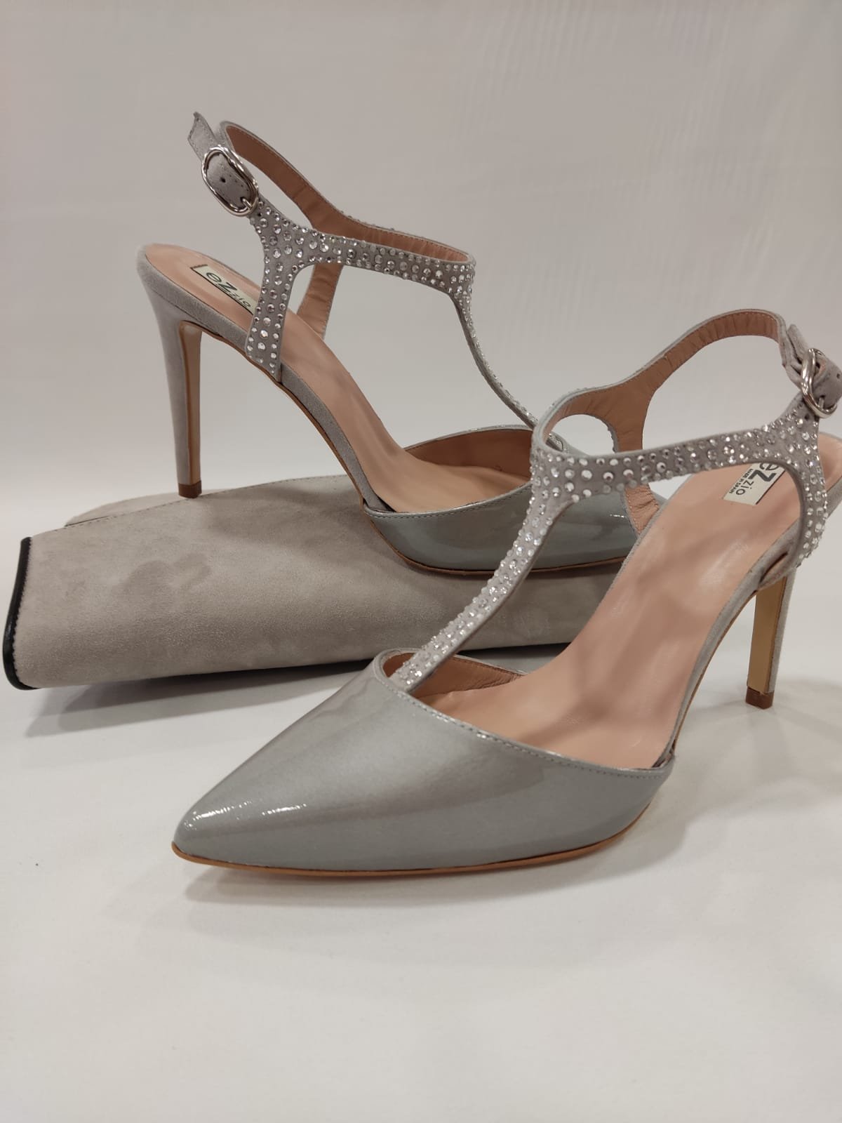 cartera-ante-gris-ezzio-tacones-laura-solapa-asimetrica-ribete-4