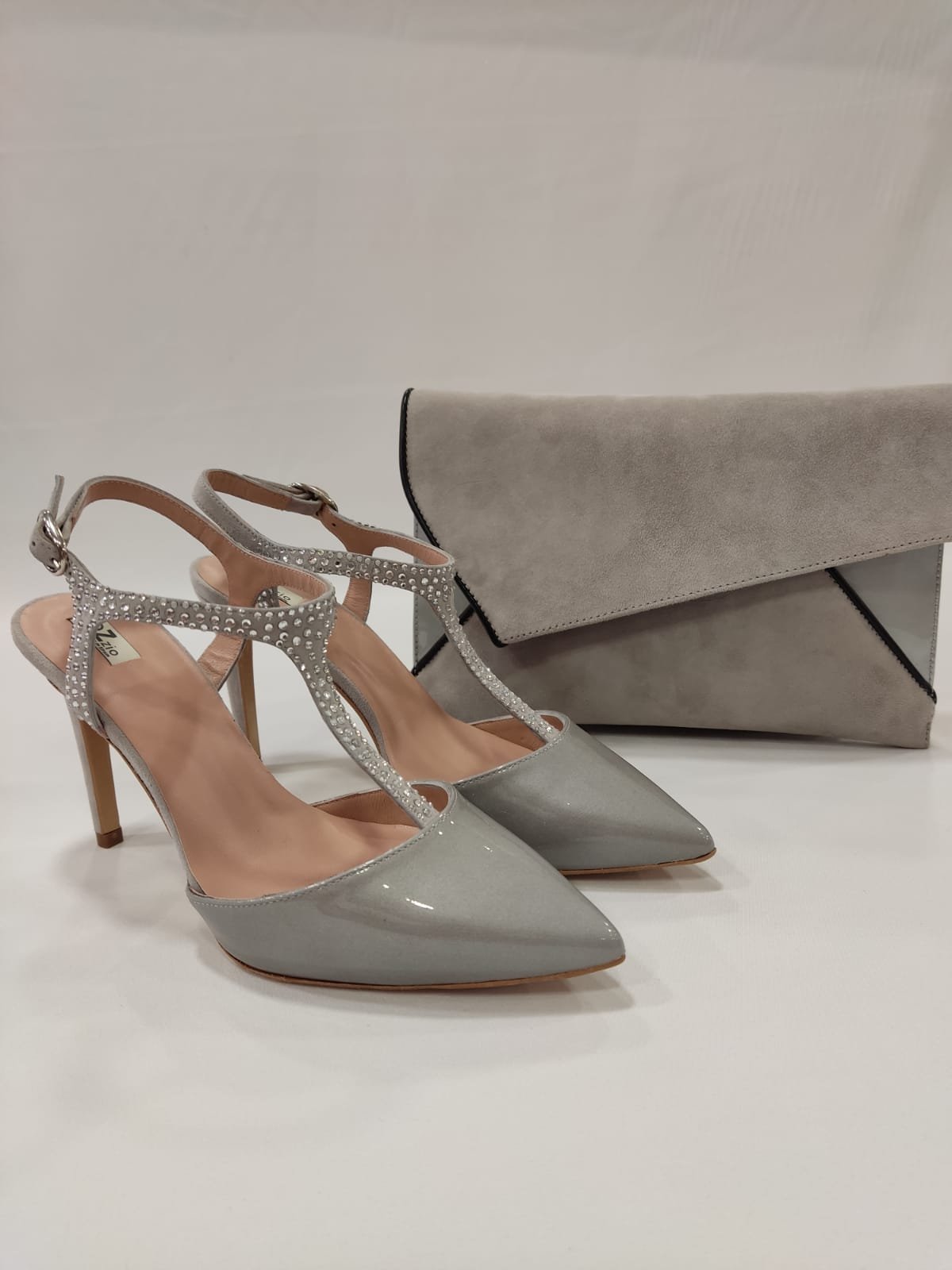 cartera-ante-gris-ezzio-tacones-laura-solapa-asimetrica-ribete-5