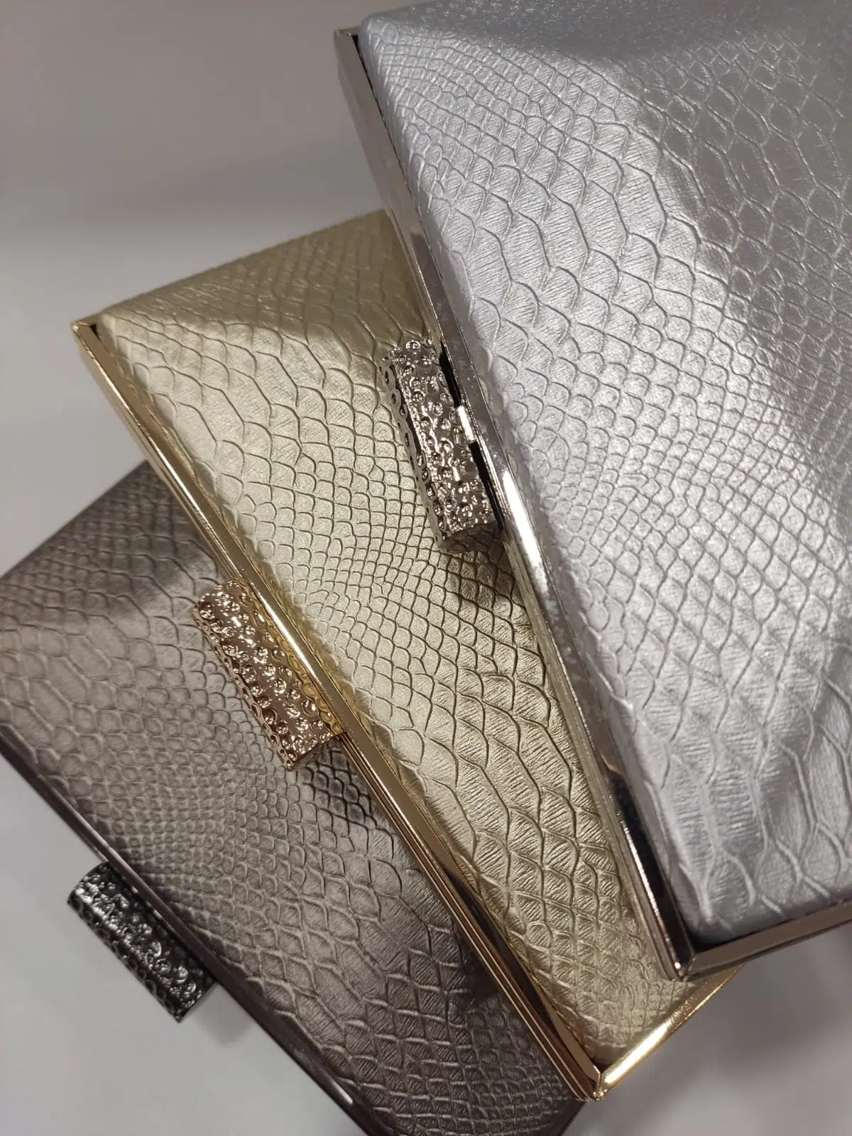 cartera-clutch-animal-cocodrilo-metalizado-tacones-laura-mod-19-141-10