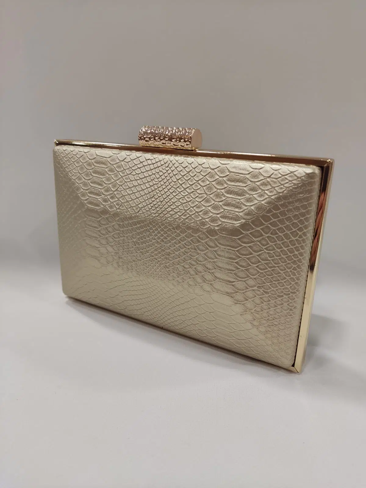 cartera-clutch-animal-cocodrilo-metalizado-tacones-laura-mod-19-141-4