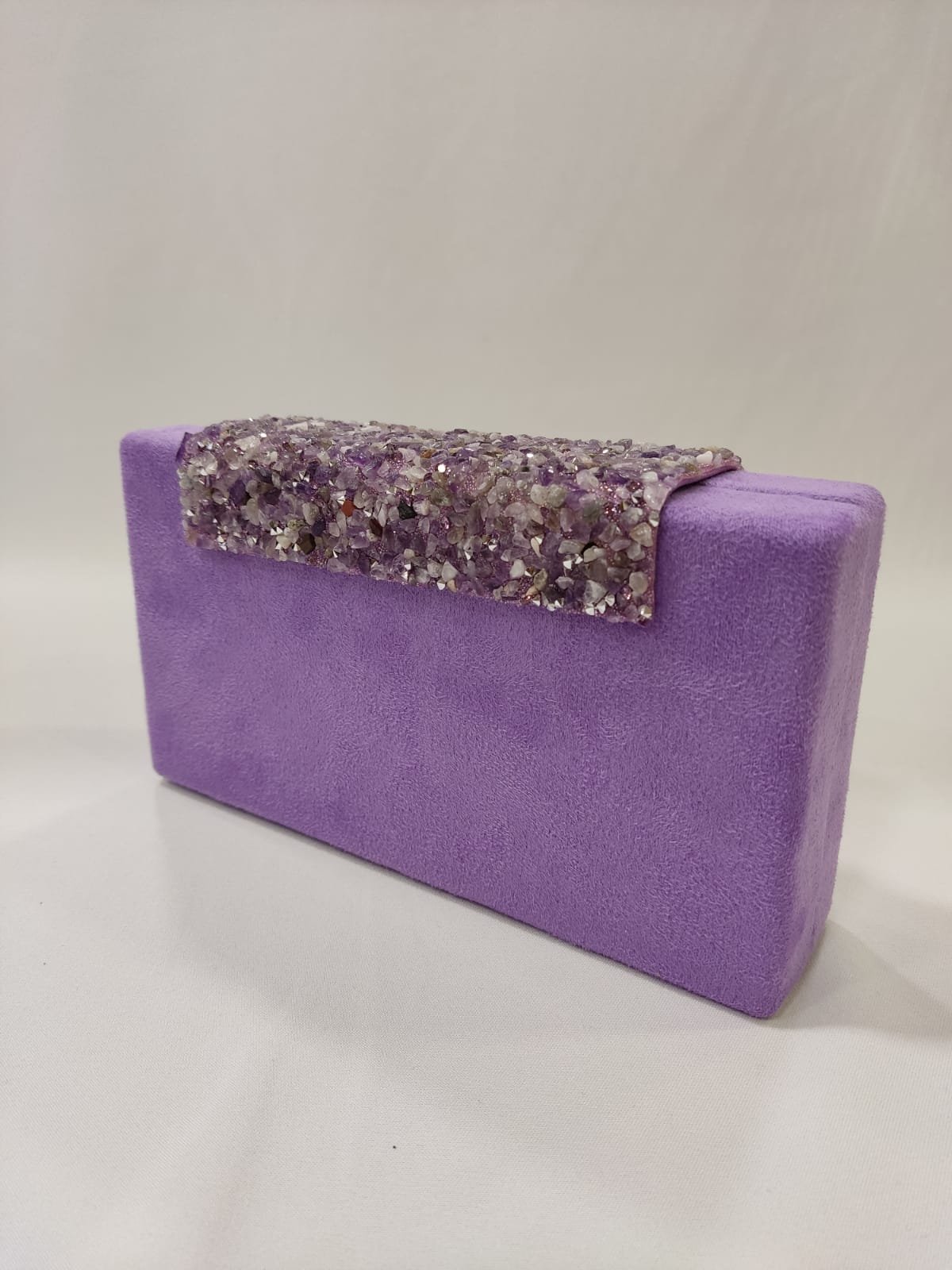 cartera-mano-clutch-ante-lila-malva-solapa-pedreria-tacones-laura-mod-10-393-3