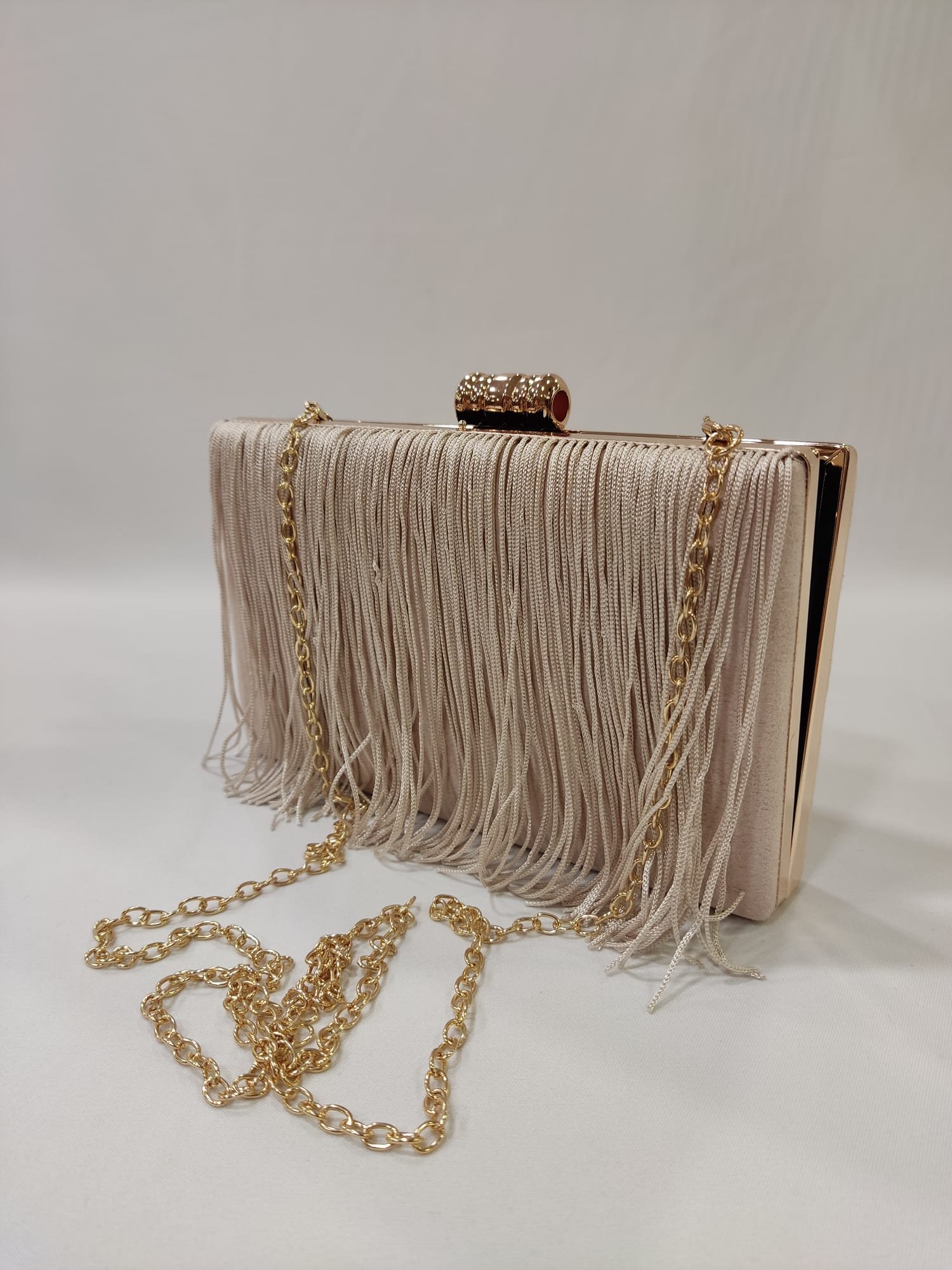 cartera-mano-clutch-flecos-beige-crudo-tacones-laura-mod-19-150-3