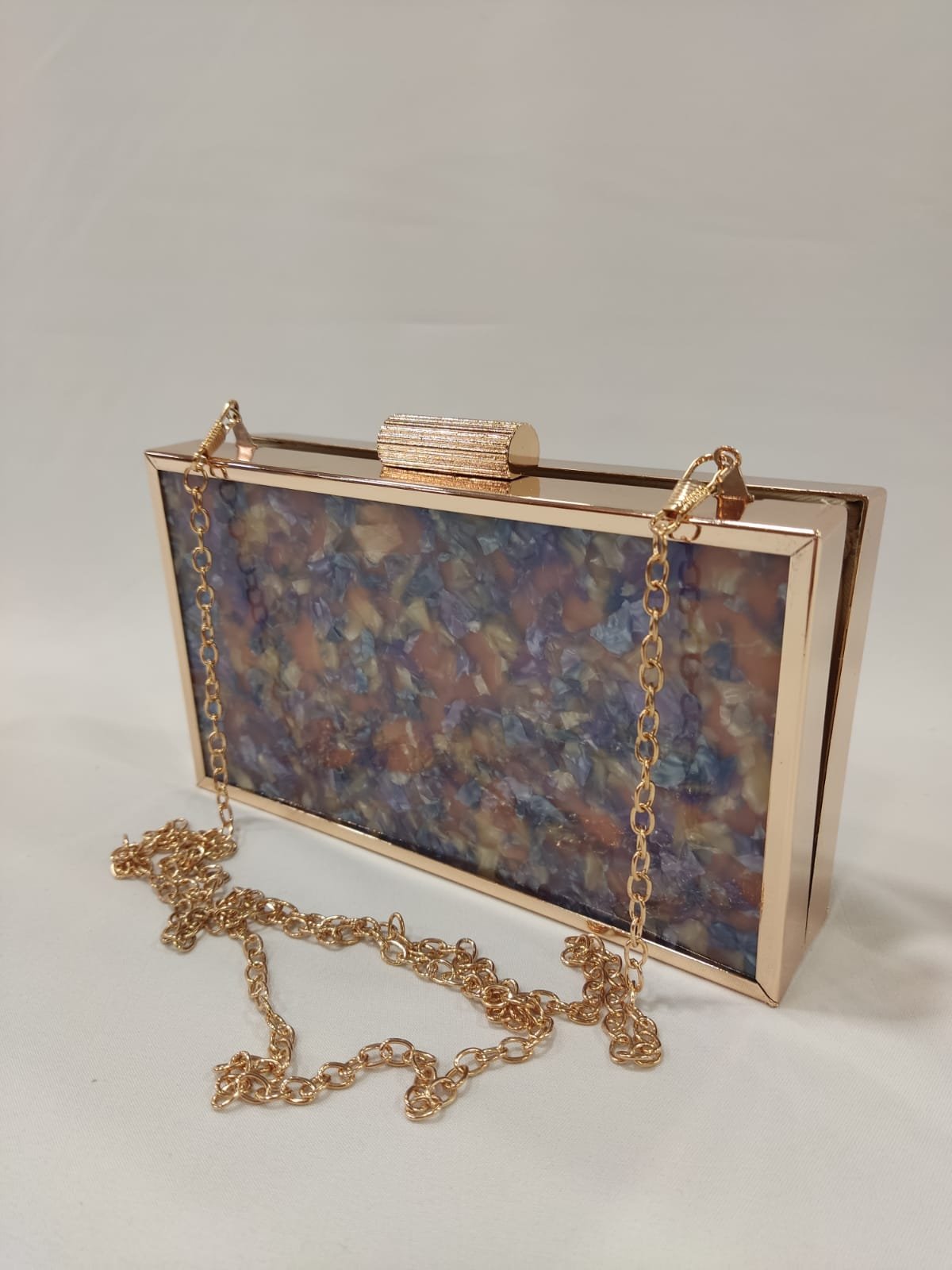 cartera-mano-clutch-marco-dorado-malva-coral-mod-40-817-2