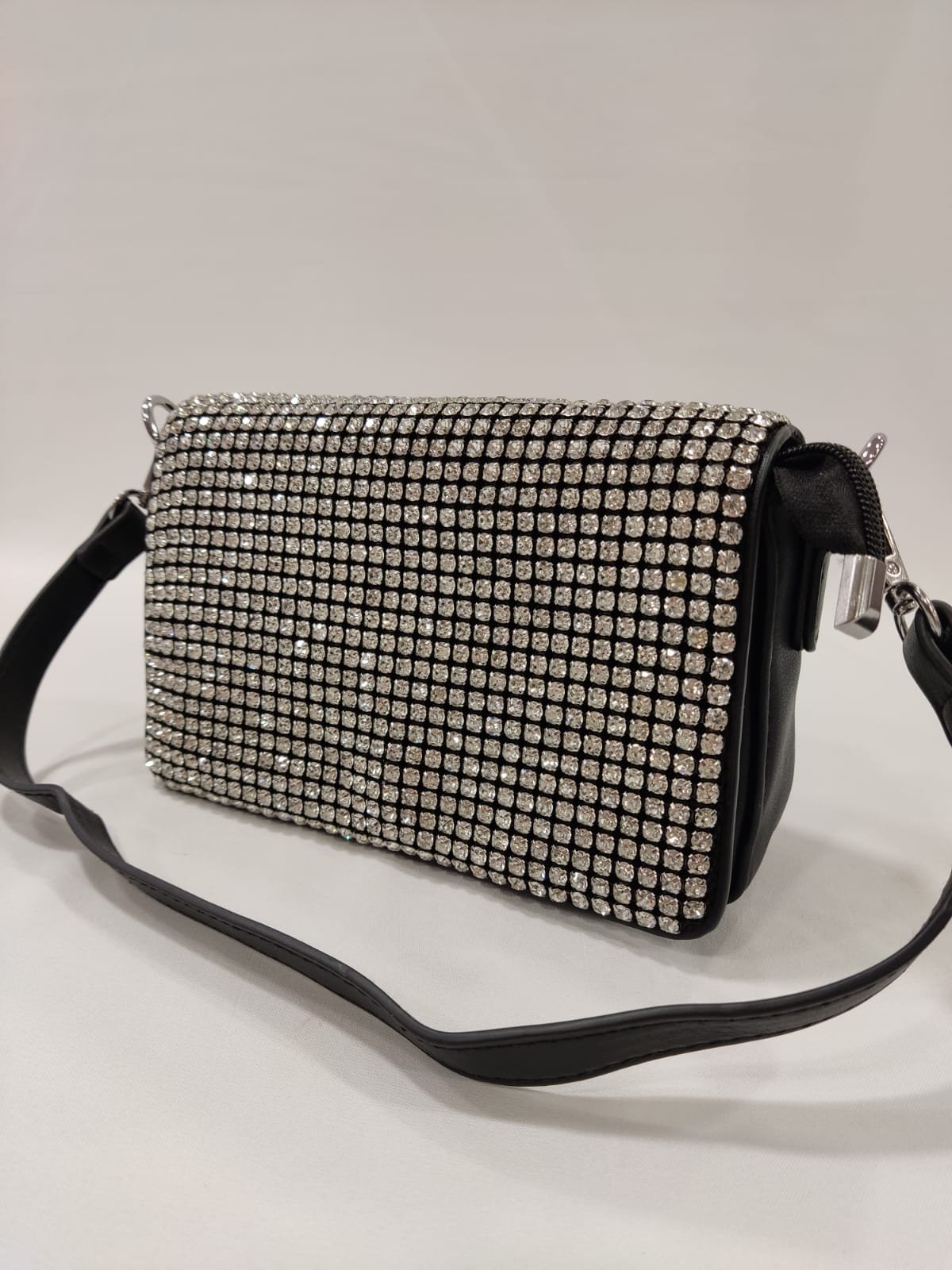 cartera-mano-clutch-negro-brillantes-piedrecitas-2