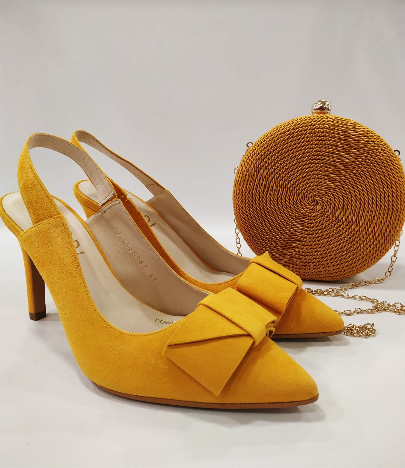 cartera-mano-clutch-redondo-tacones-laura-radka-mostaza