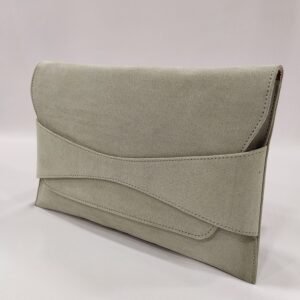 cartera-mano-sobre-verde-agua-aguamarina-tacones-laura-2