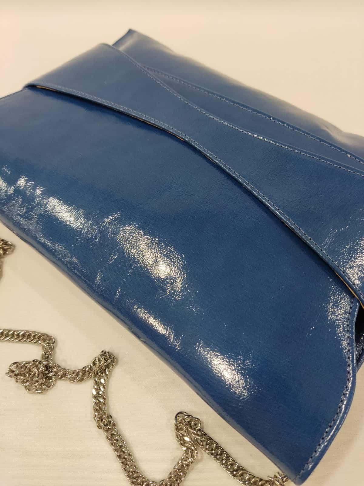 cartera-mano-tacones-laura-sobre-azul-klein-1
