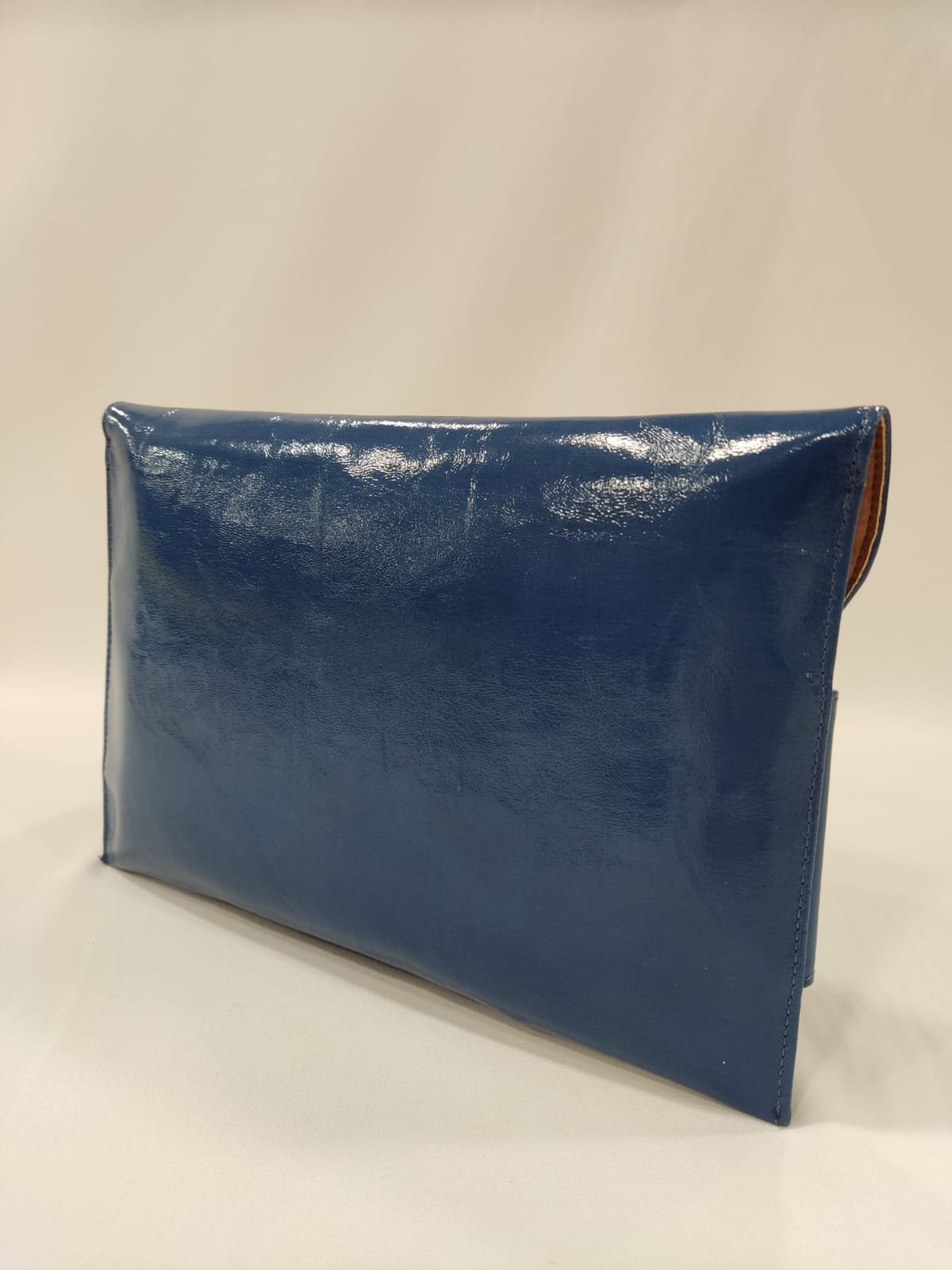 cartera-mano-tacones-laura-sobre-azul-klein-2