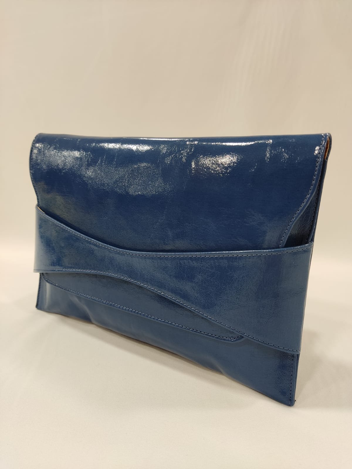 cartera-mano-tacones-laura-sobre-azul-klein-3