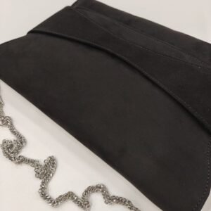 cartera-sobre-mano-tacones-laura-negra-1
