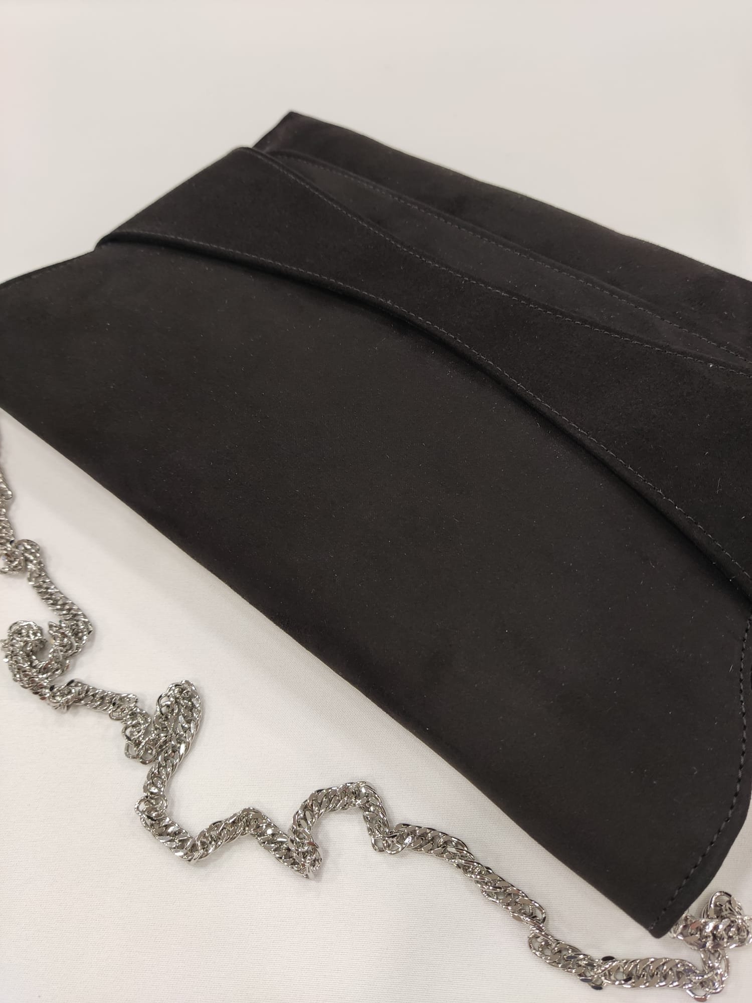 cartera-sobre-mano-tacones-laura-negra-1