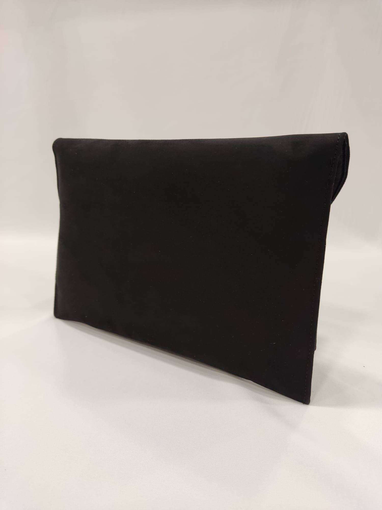cartera-sobre-mano-tacones-laura-negra-2