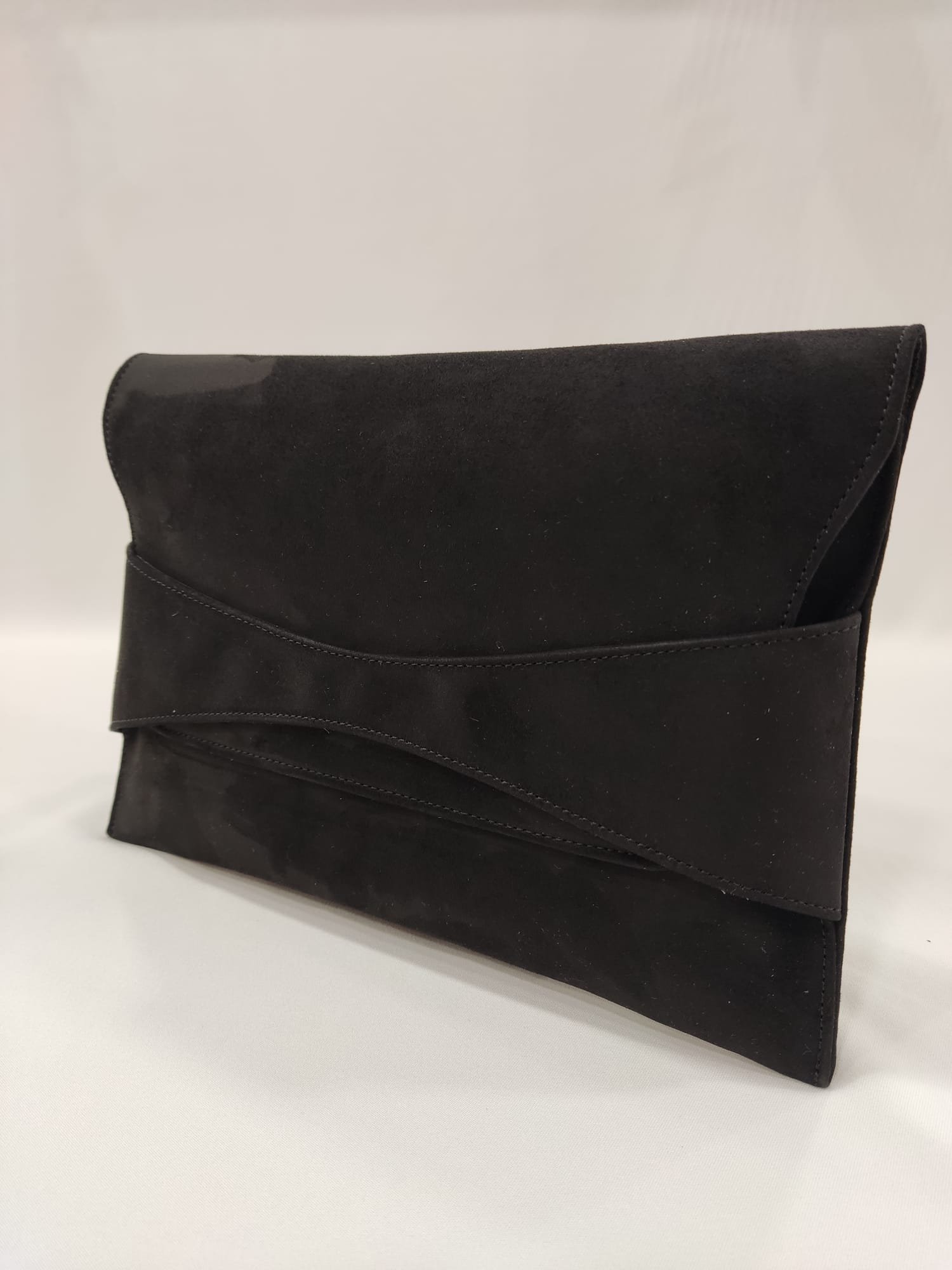 cartera-sobre-mano-tacones-laura-negra-3