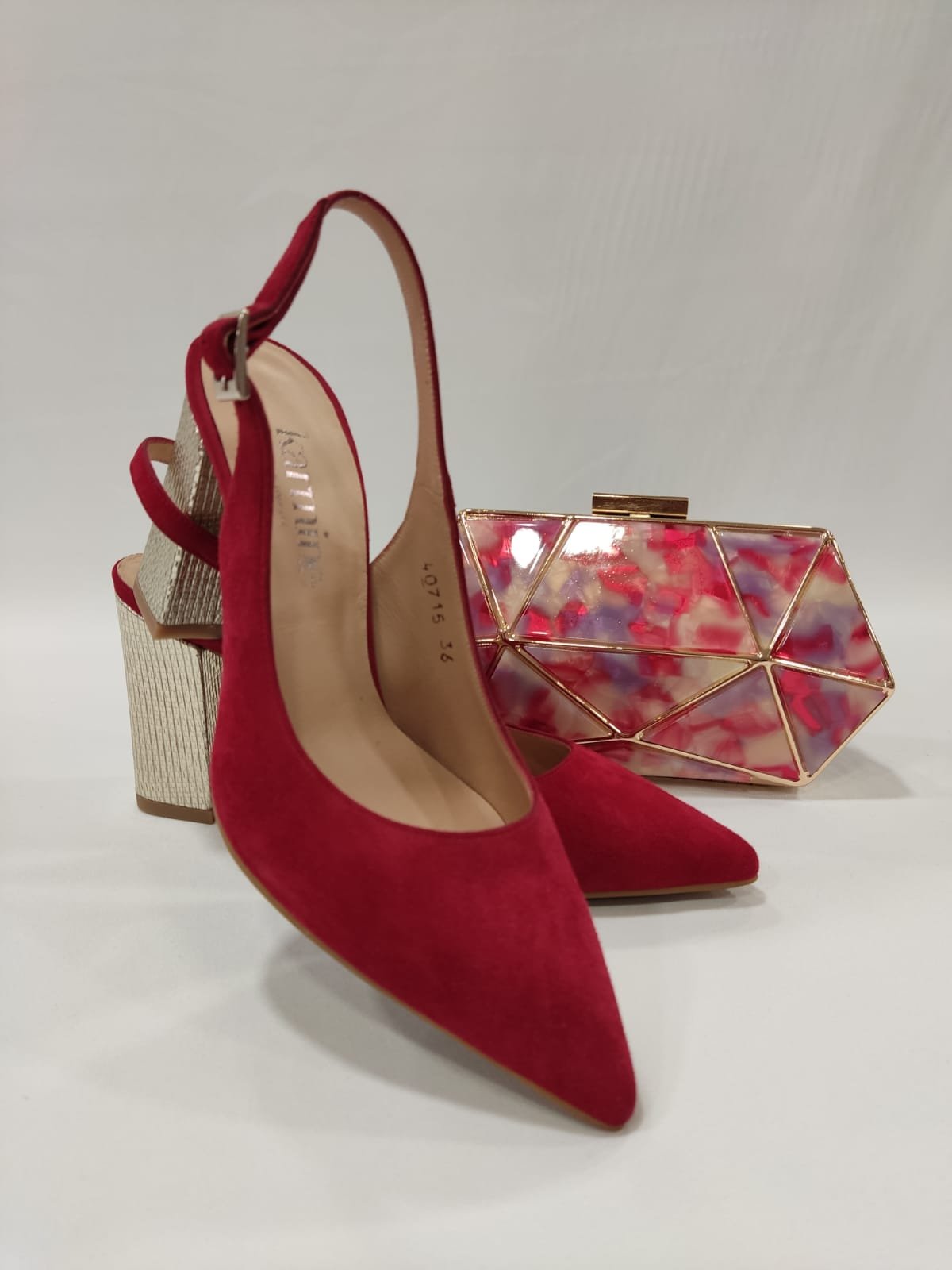 claudia-tacon-ancho-dorado-tacones-laura-1