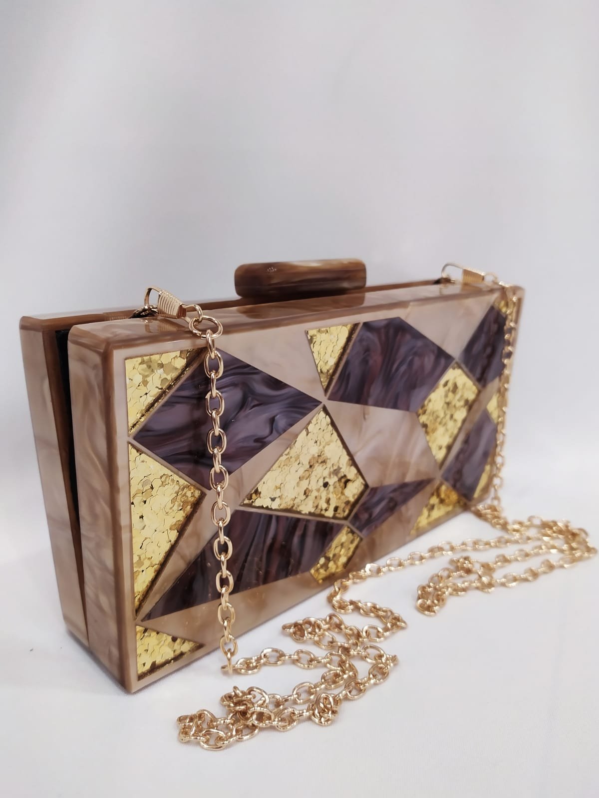 clutch-cartera-mano-carey-granate-oro-brilli-caramelo-tostado-anacarada-carey-tacones-laura-20-07-2