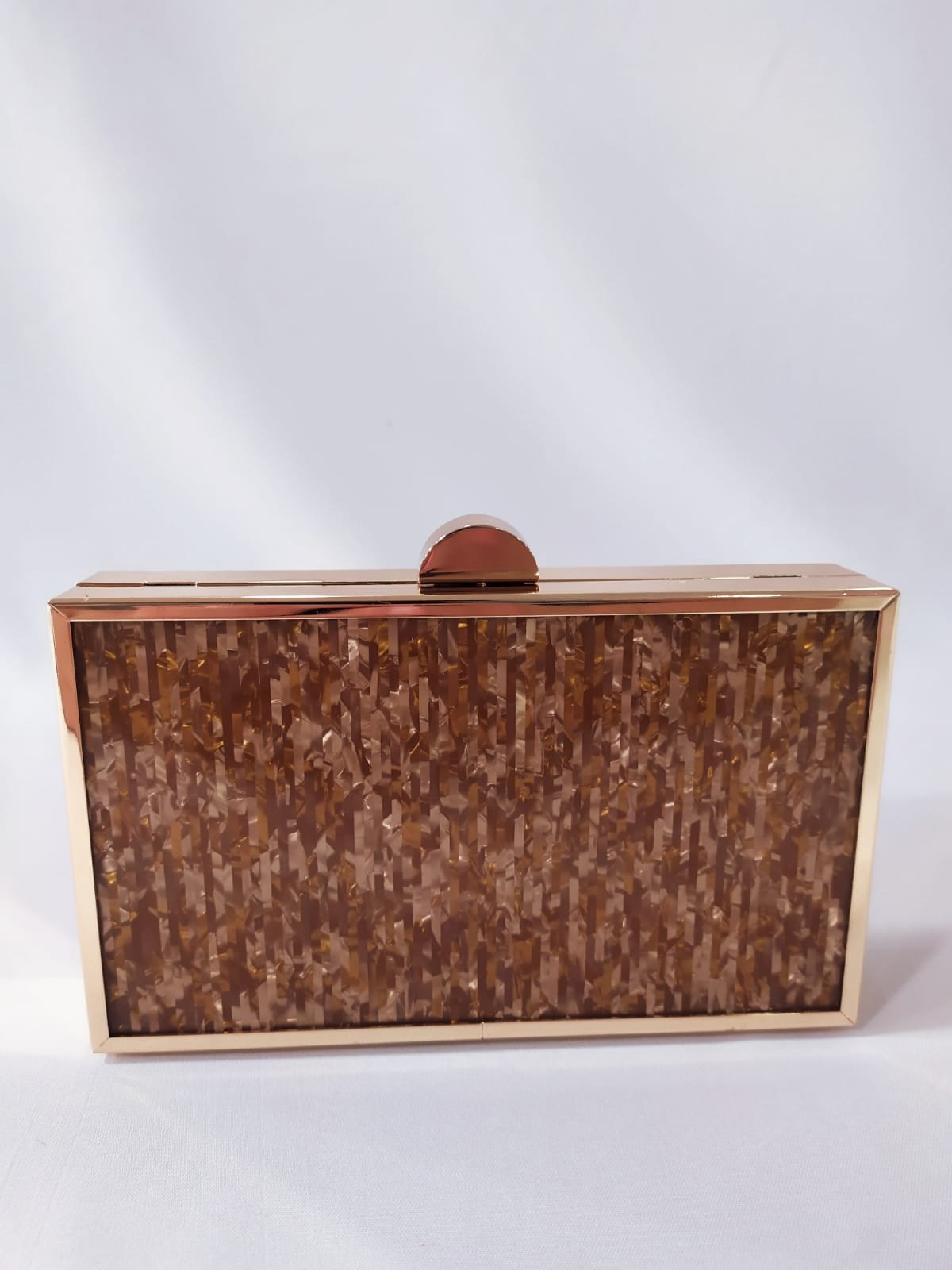 clutch-marcho-dorado-tacones-laura-cartera-mano-caramelo-marron-1