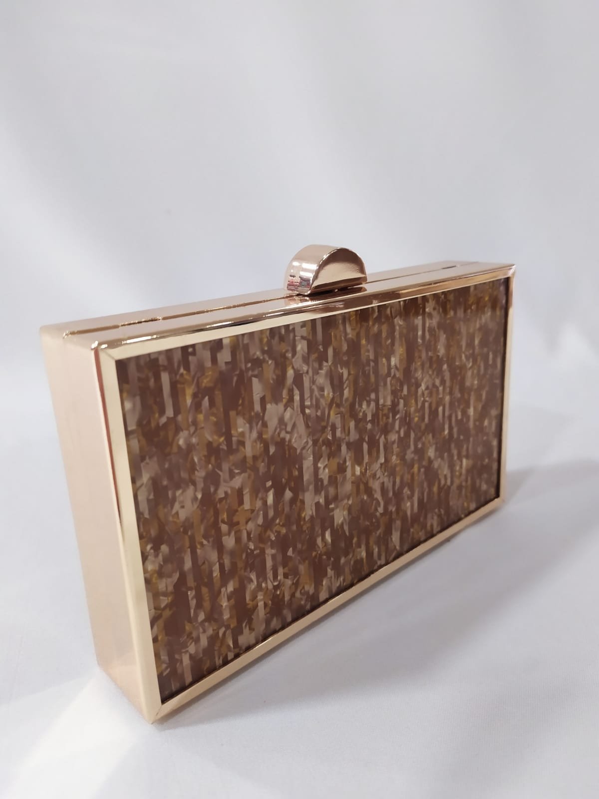clutch-marcho-dorado-tacones-laura-cartera-mano-caramelo-marron-2