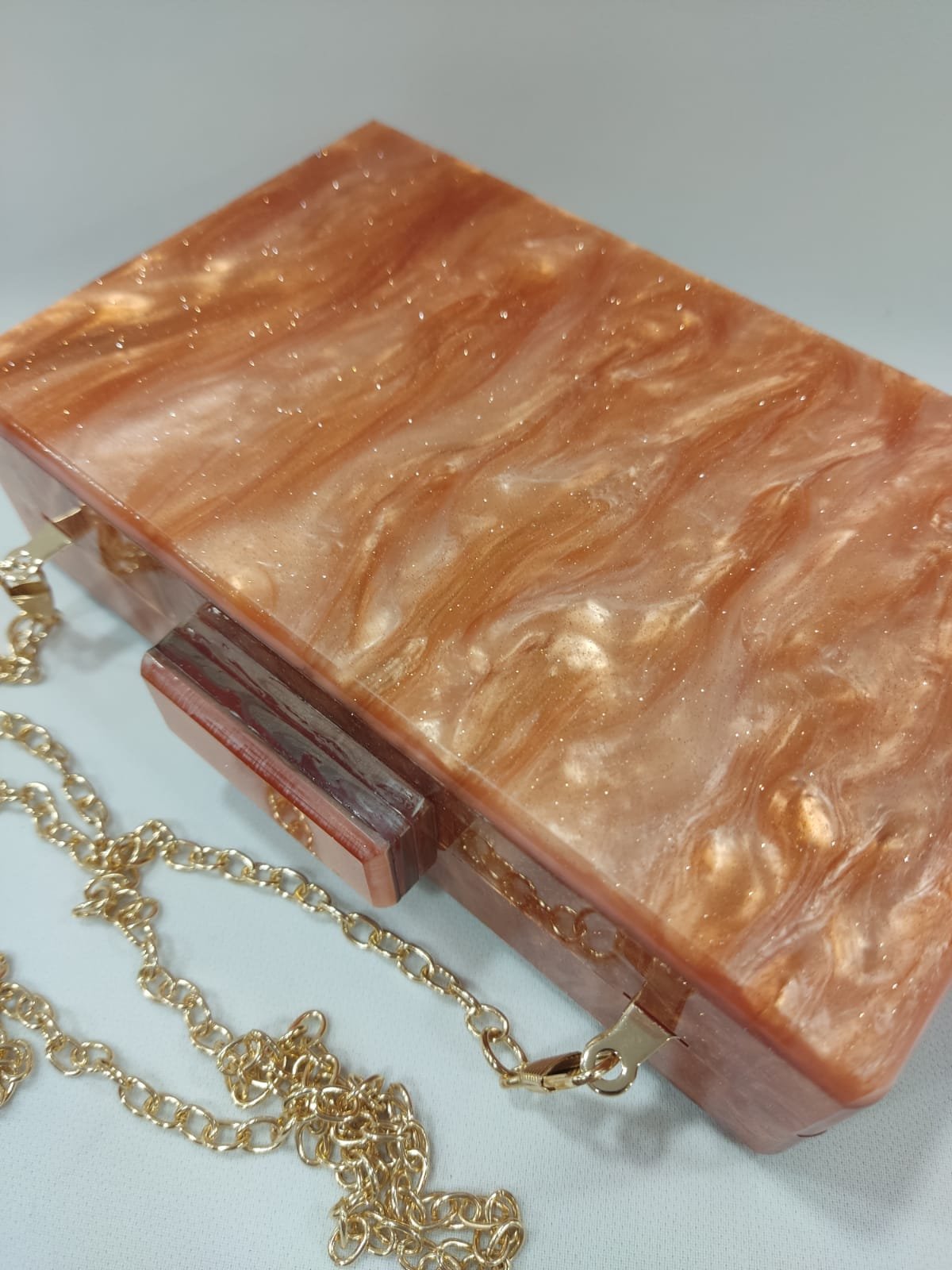 clutch-resina-cartera-tacones-laura-nacar-anacarado-mod-10-405-3