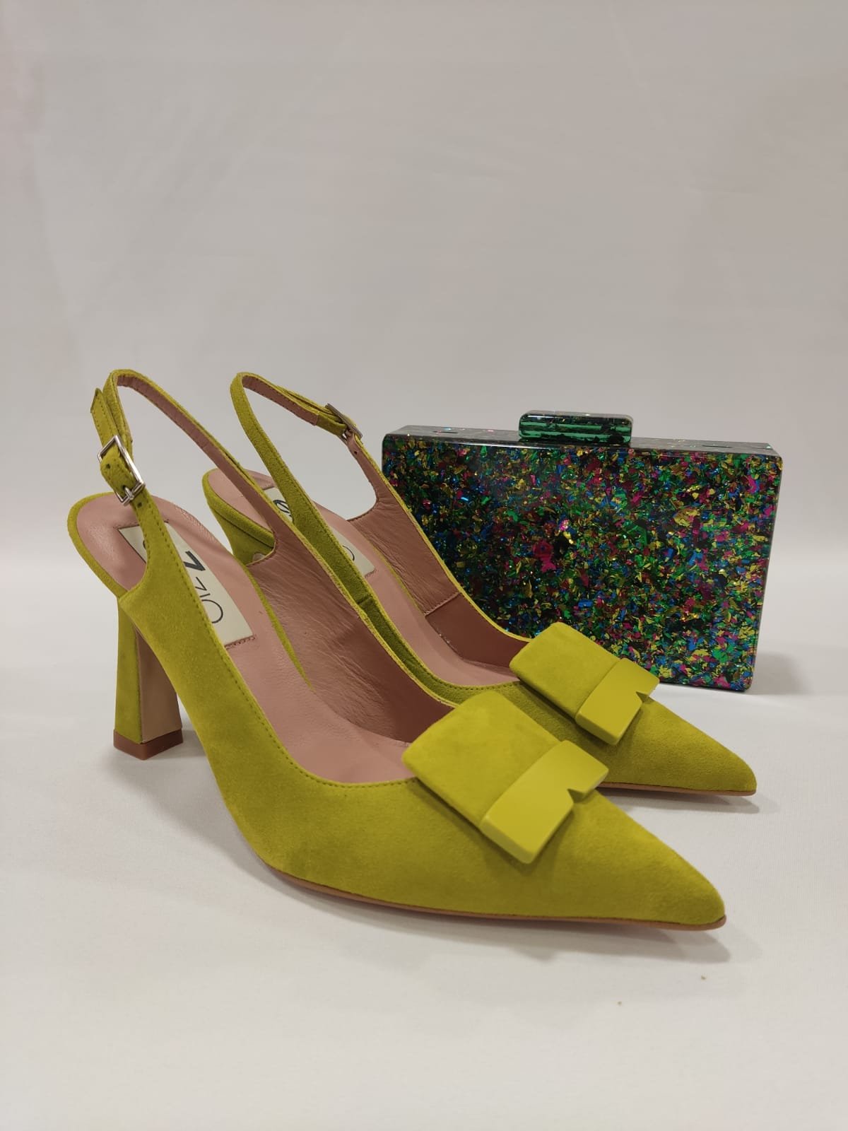 dakota-ezzio-tacones-laura-adorno-resina-4