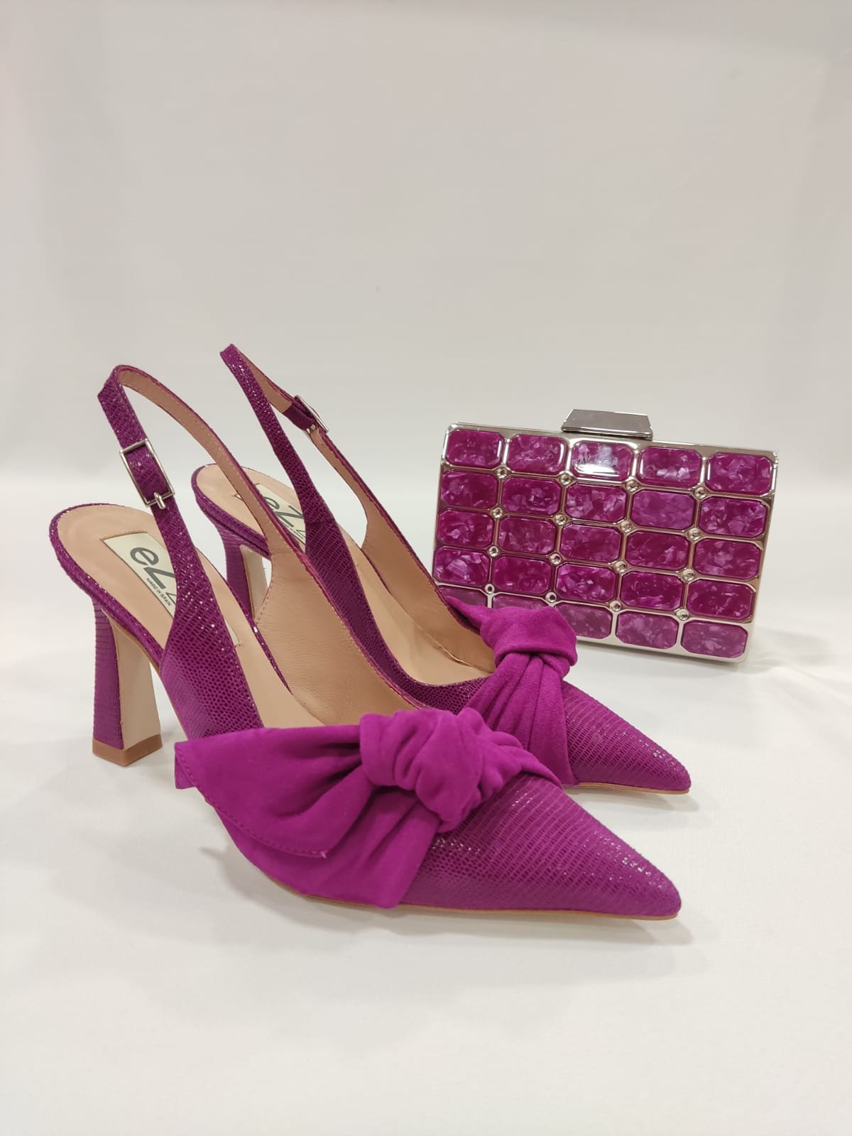 dama-ezzio-tacones-laura-destalonado-tacon-piel-teju-lazo-ante-morado-buganvilla-verde-helecho-2