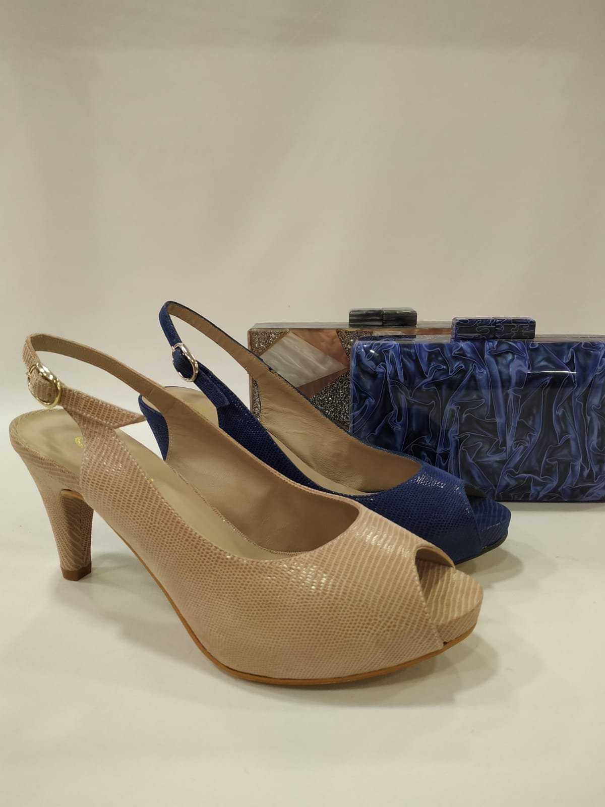 erna-dibia-tacon-peep-toe-grabada-labrada-tacones-laura-nude-azul-klein