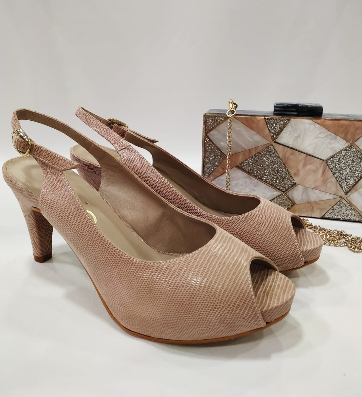 erna-dibia-tacon-peep-toe-grabada-labrada-tacones-laura-nude
