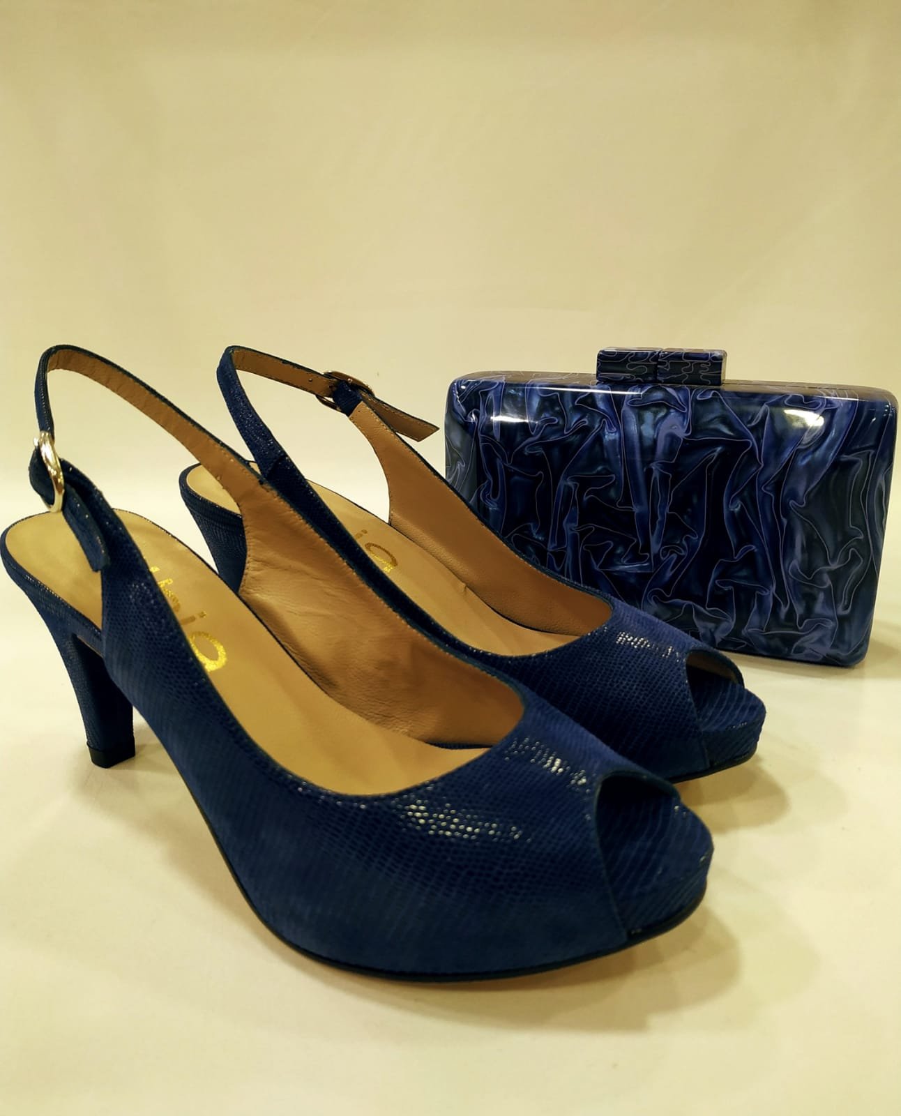 erna-dibia-tacon-peep-toe-grabada-labrada-tacones-laura-azul-klein