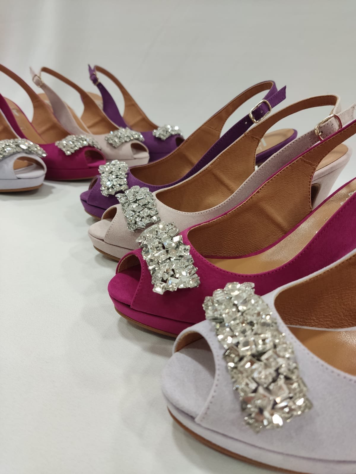 niza-tacones-laura-peep-toe-destalonado-adorno-pedreria-cristalitos-malva-morado-lila-buganvilla-rosa-nude-1