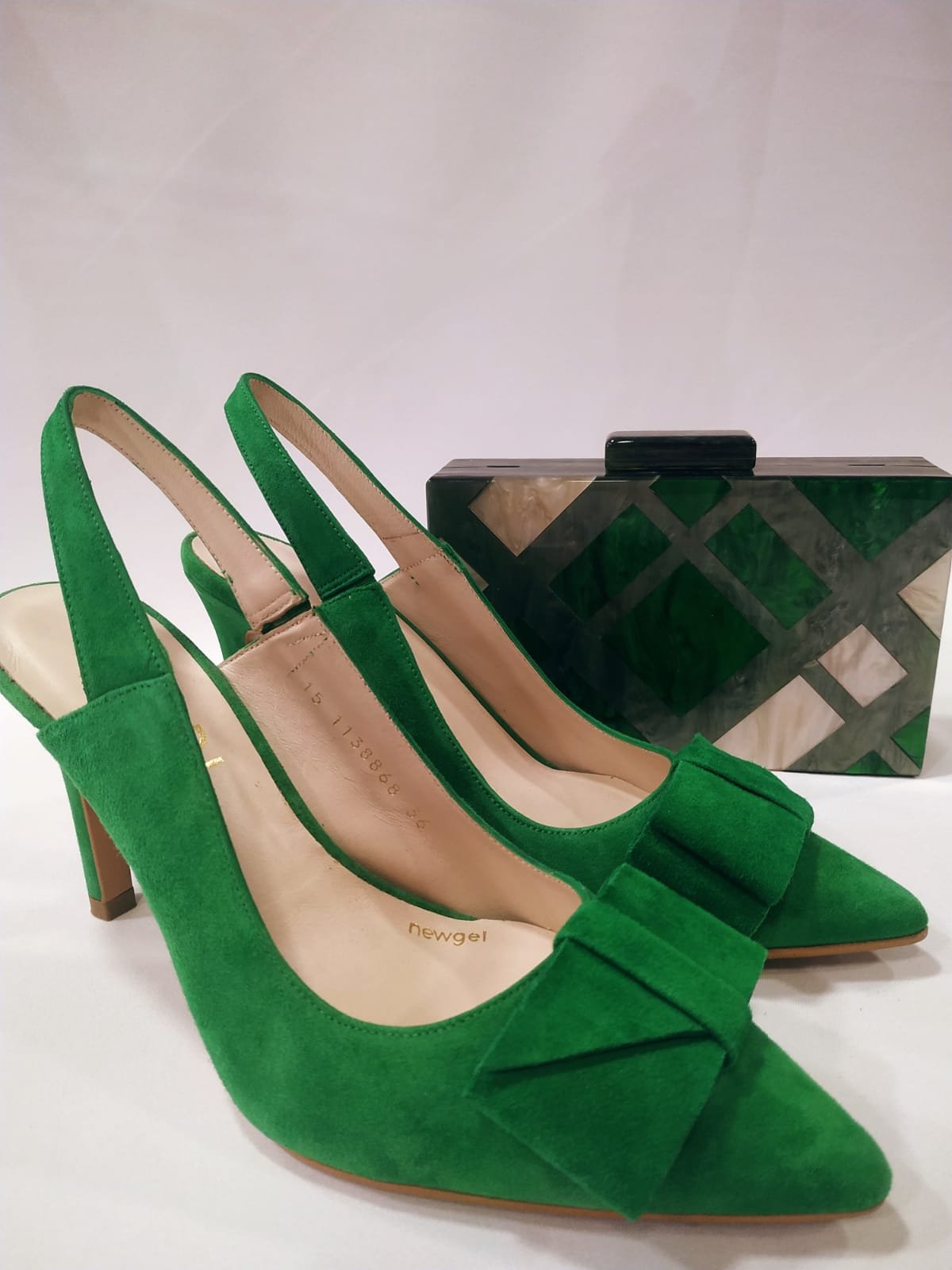 radka-clutch-cartera-verde-nacar-tacones-laura