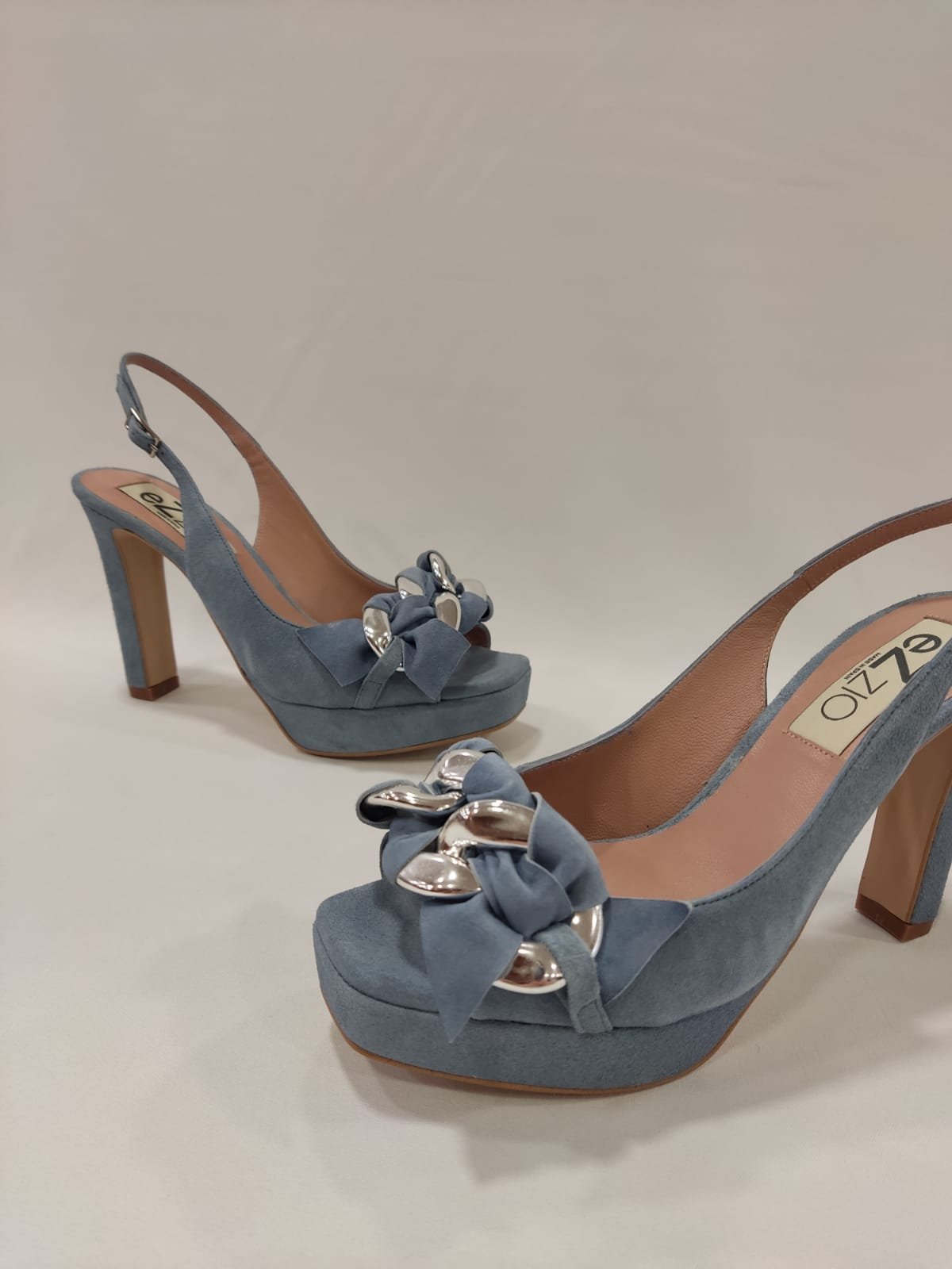 sandalia-peep-toe-milan-ezzio-tacones-laura-cadena-eslabones-azul-2