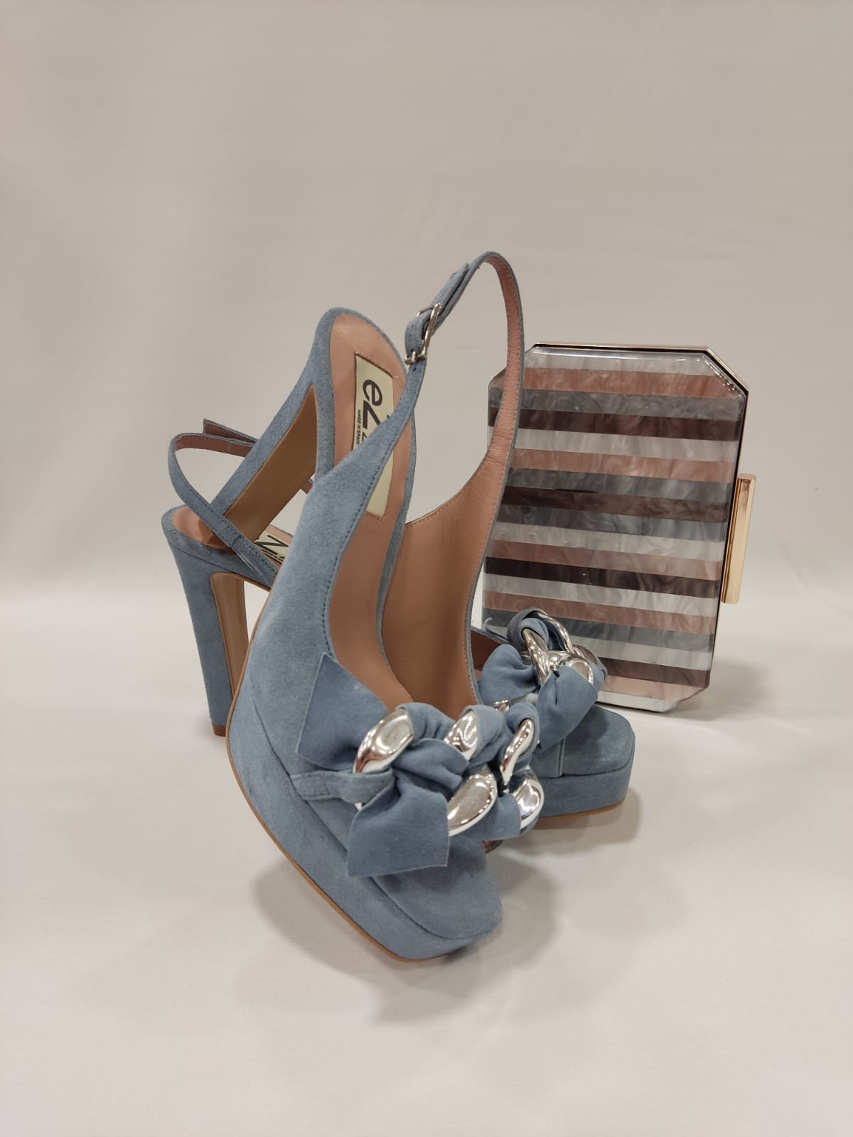 sandalia-peep-toe-milan-ezzio-tacones-laura-cadena-eslabones-azul-3