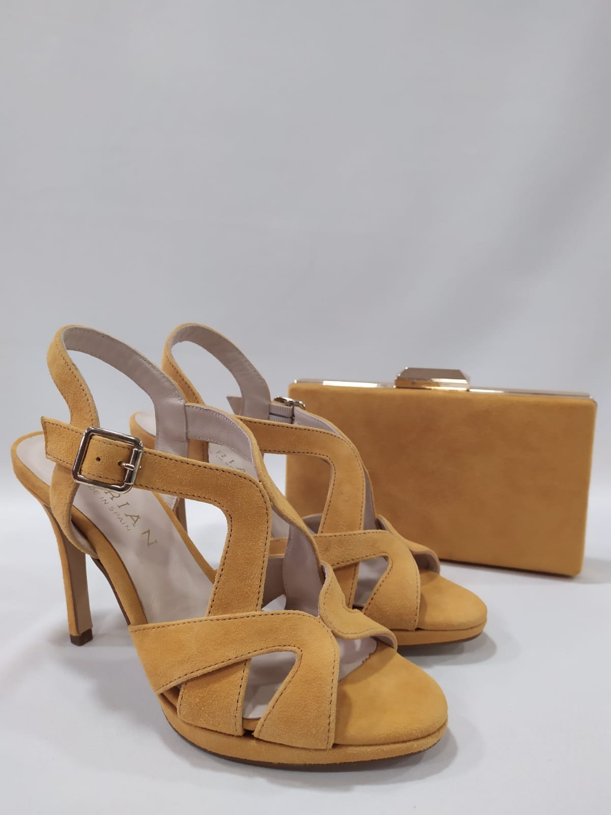 sandalia-tacon-emma-marian-mostaza-clutch