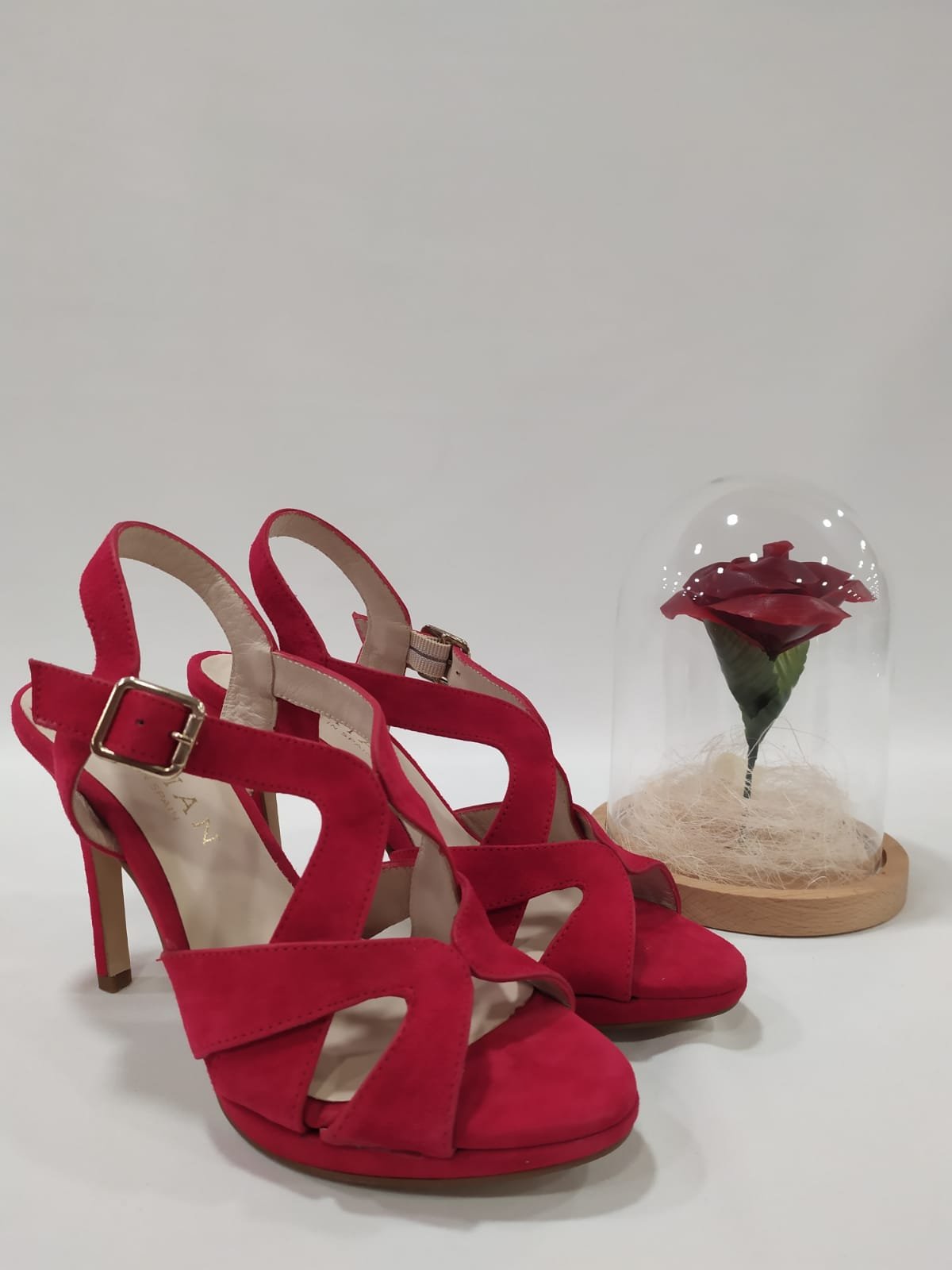 sandalia-tacon-emma-marian-rojo-clutch