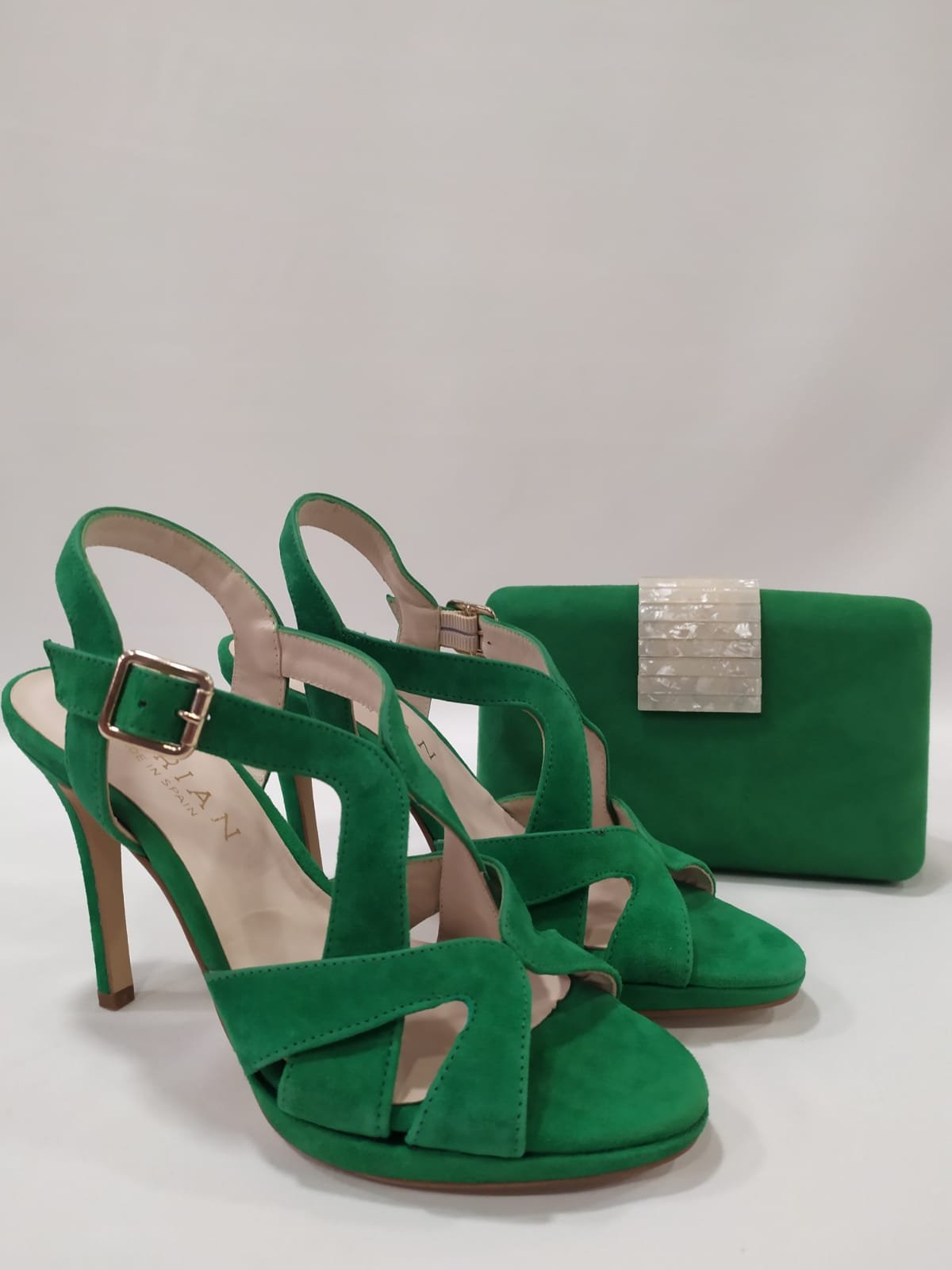 sandalia-tacon-emma-marian-verde-clutch