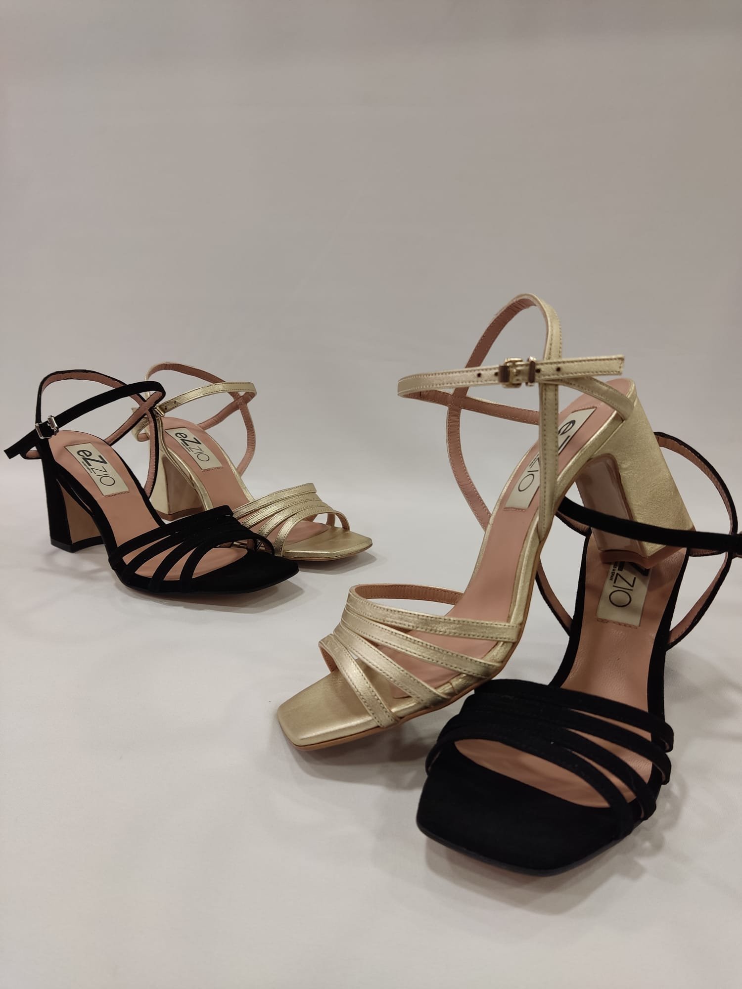 andalia-tiras-ezzio-damasco-tacones-laura-tacon-ancho-dorado-oro-negro-2