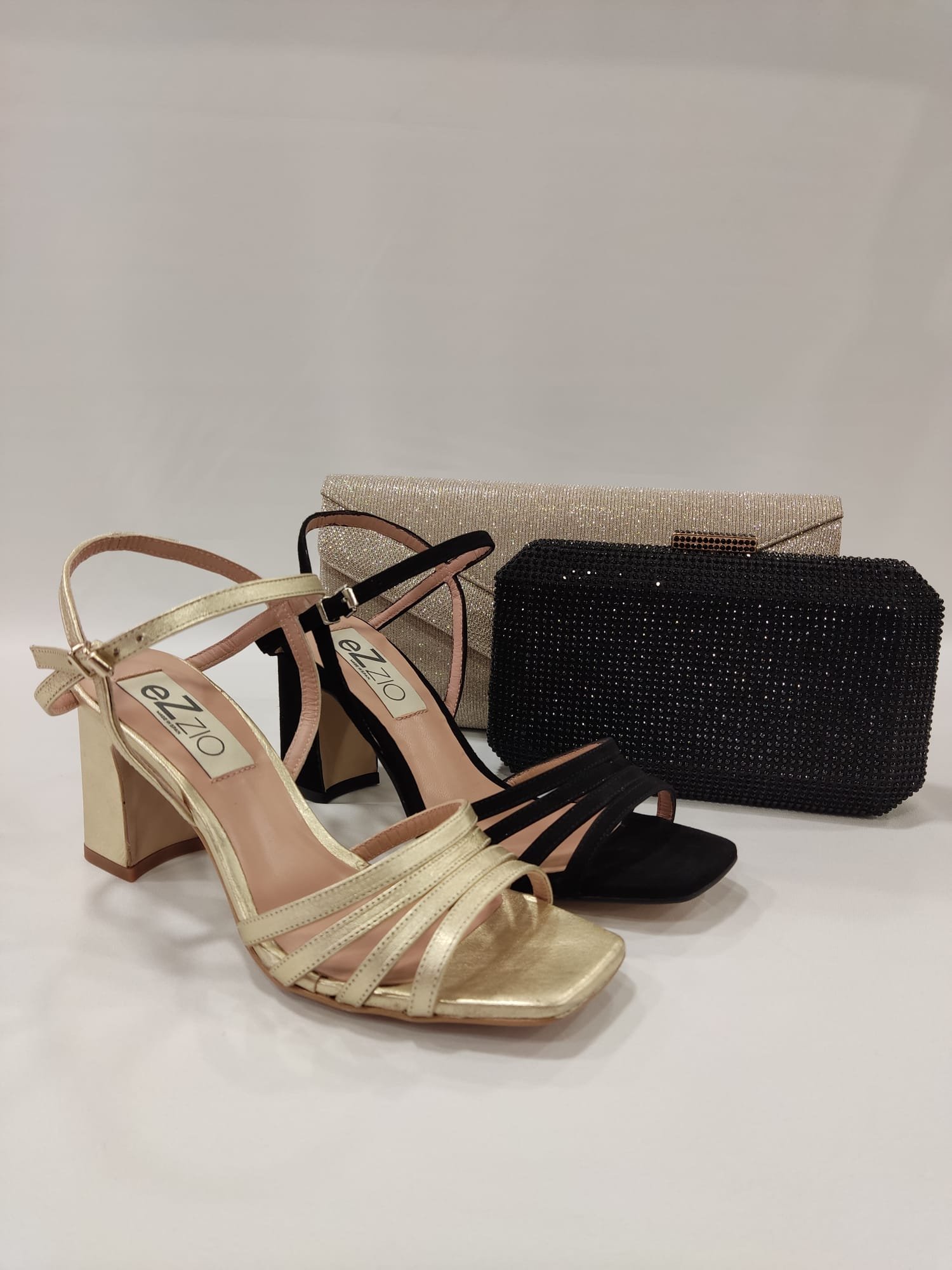 andalia-tiras-ezzio-damasco-tacones-laura-tacon-ancho-dorado-oro-negro-3