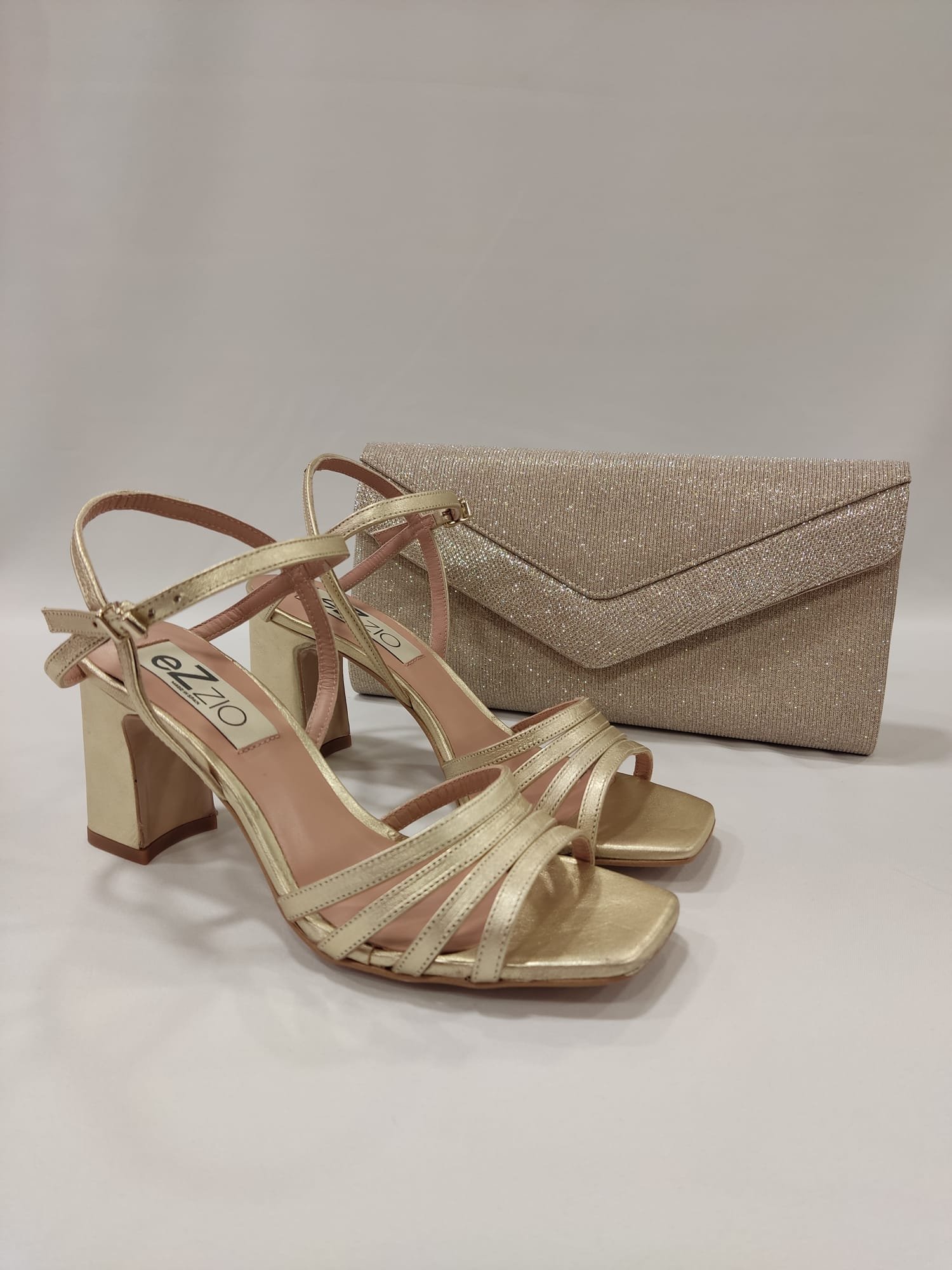 sandalia-tiras-ezzio-damasco-tacones-laura-tacon-ancho-dorado-oro