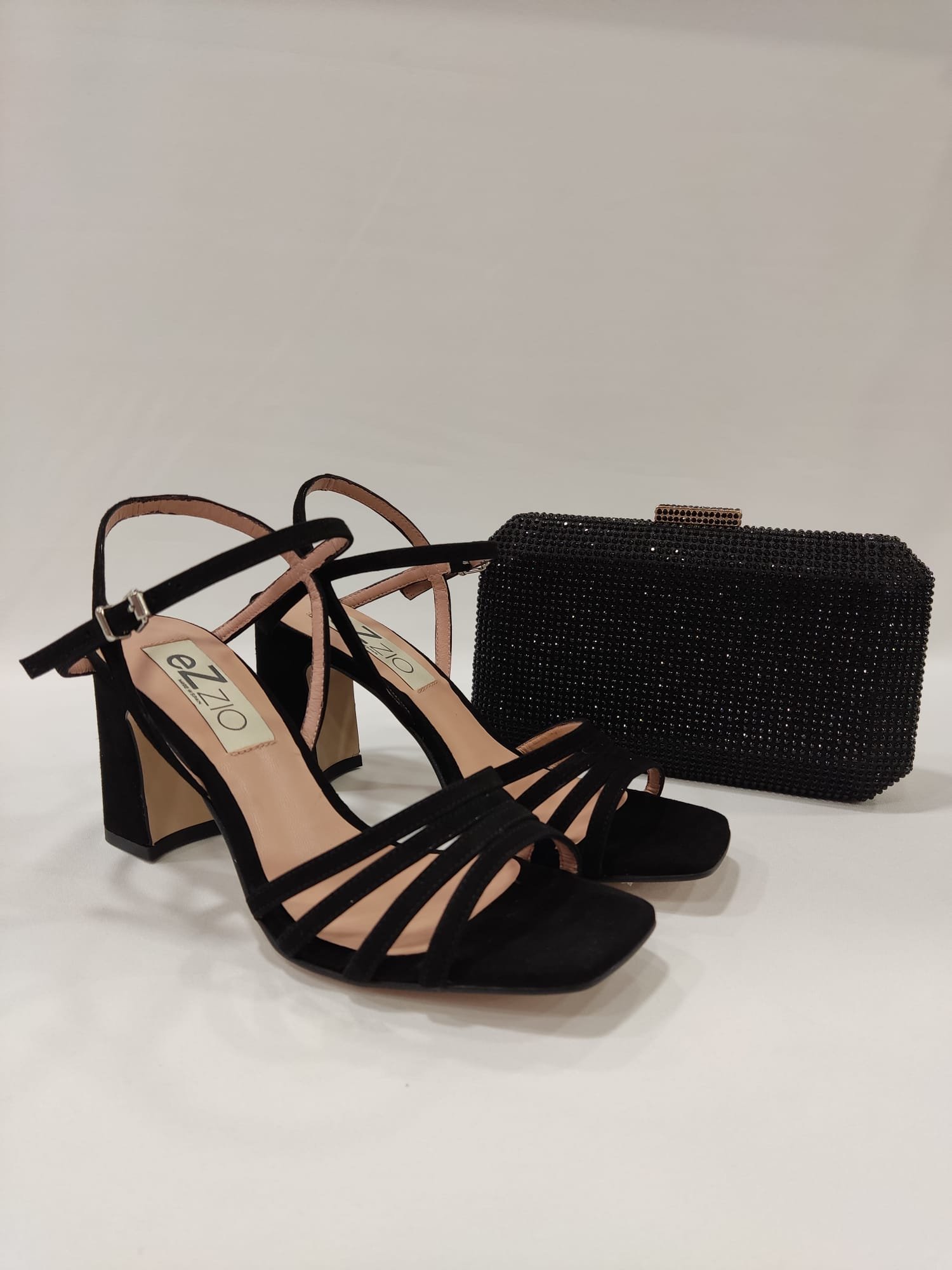 sandalia-tiras-ezzio-damasco-tacones-laura-tacon-ancho-negro