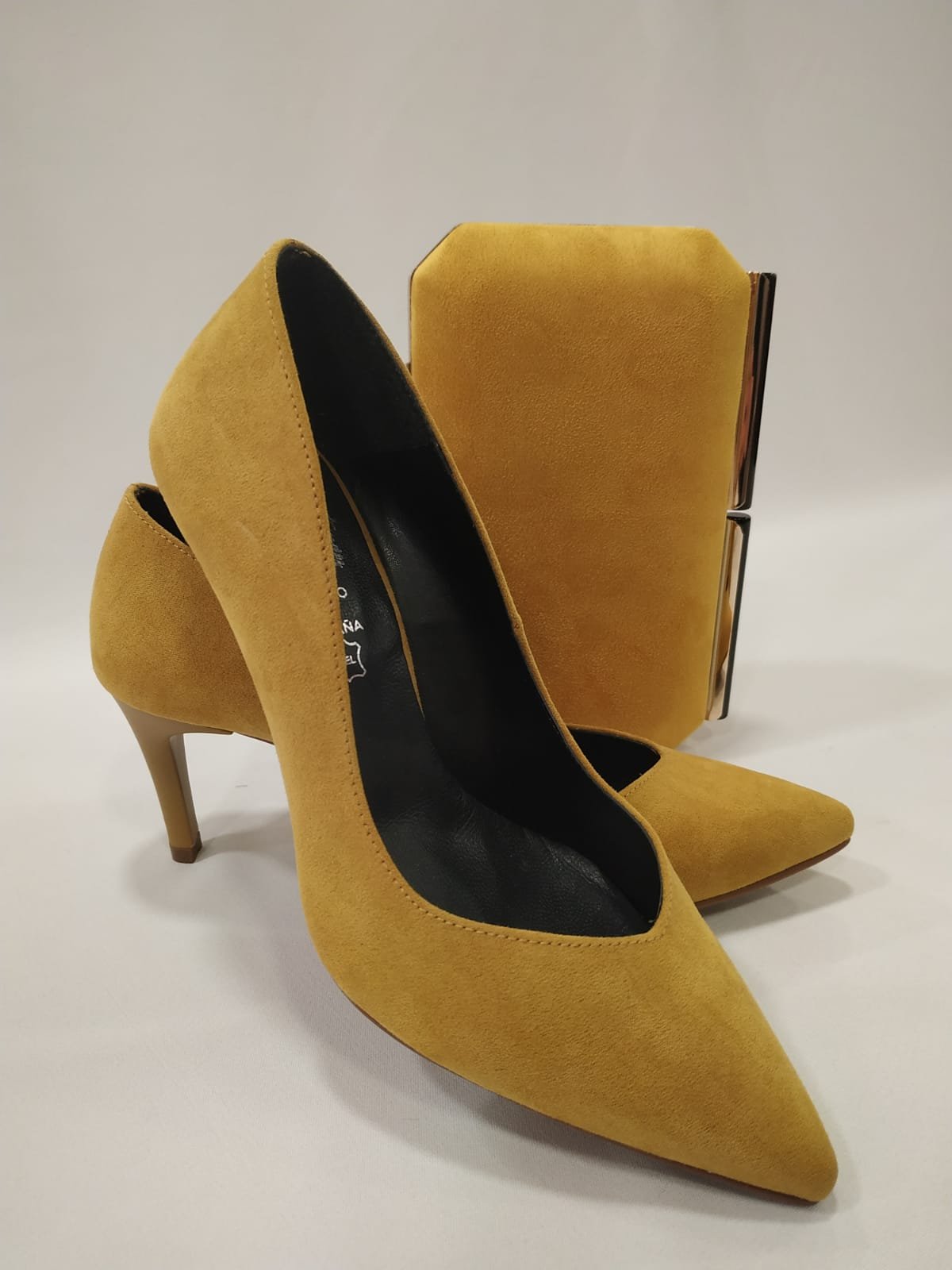 tacon-aledis-tacones-laura-basico-mostaza