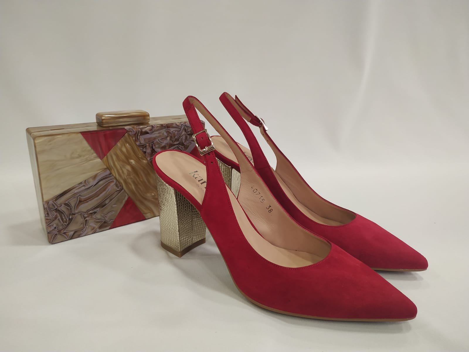 tacon-ancho-dorado-claudia-rojo-clutch