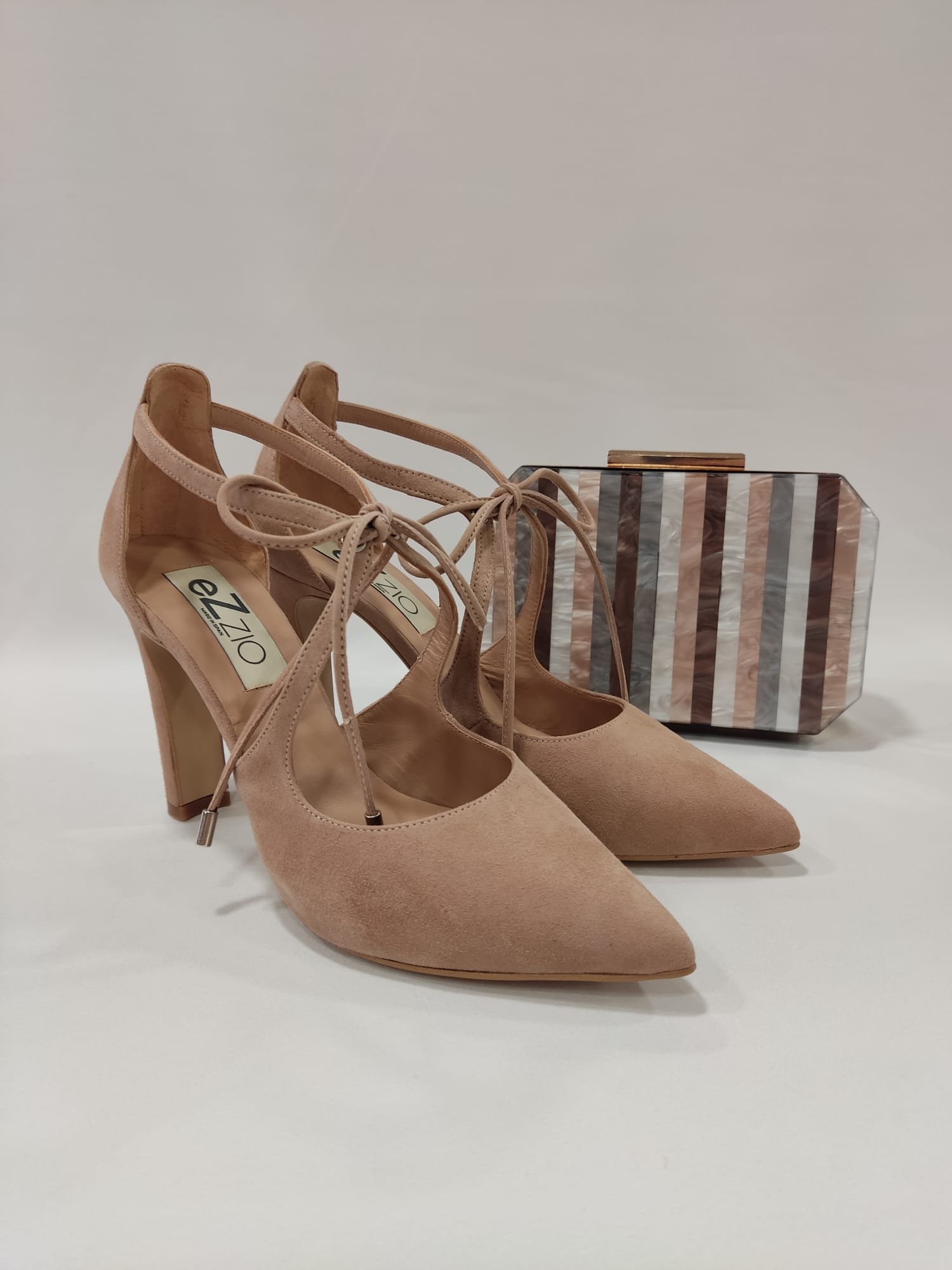tacon-ezzio-sidney-tacones-laura-ancho-cordones-anudado-nude-1