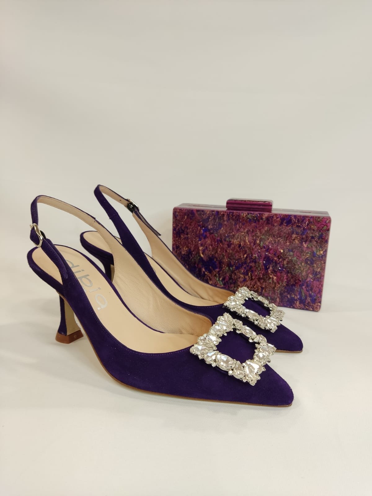 tacones-laura-viena-dibia-morado-celeste-adorno-cristales-cuadrado-marco-1