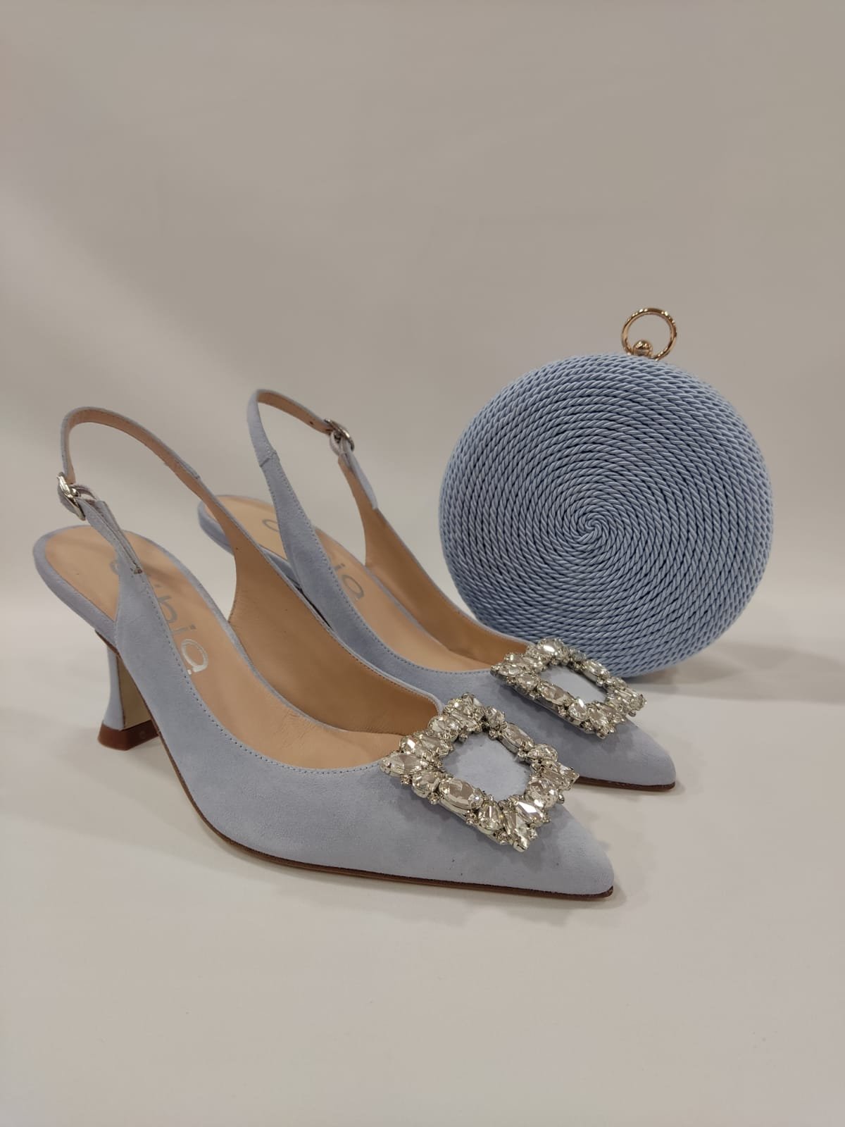 tacones-laura-viena-dibia-morado-celeste-adorno-cristales-cuadrado-marco-2