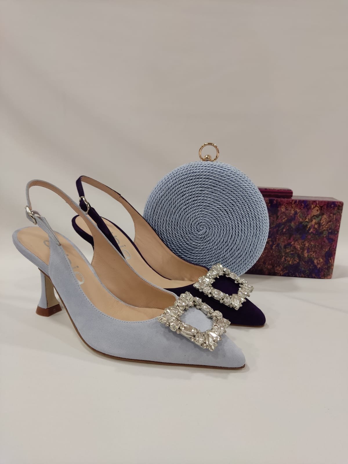 tacones-laura-viena-dibia-morado-celeste-adorno-cristales-cuadrado-marco-3
