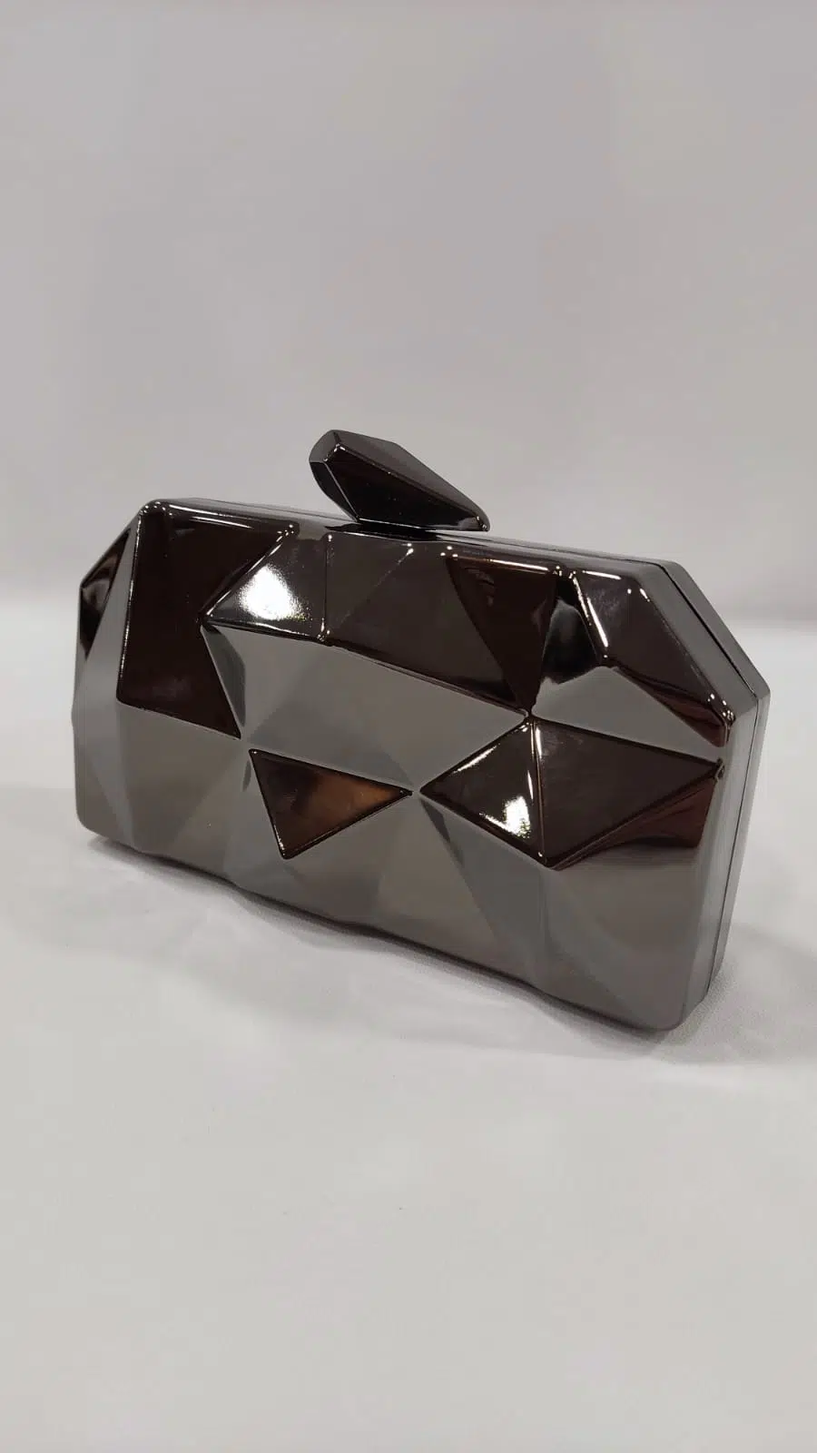 cartera-mano-clutch-relieve-tacones-laura-dorado-negro-6-mod-150