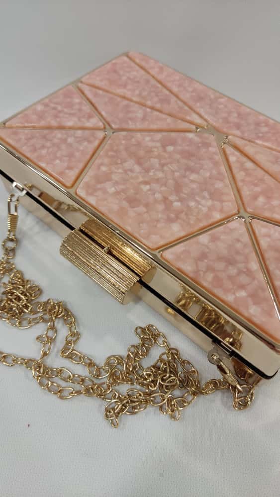 clutch-cartera-mano-tacones-laura-marco-dorado-triangulos-mod-12-129-8
