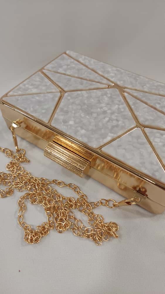 clutch-cartera-mano-tacones-laura-marco-dorado-triangulos-mod-12-129-9